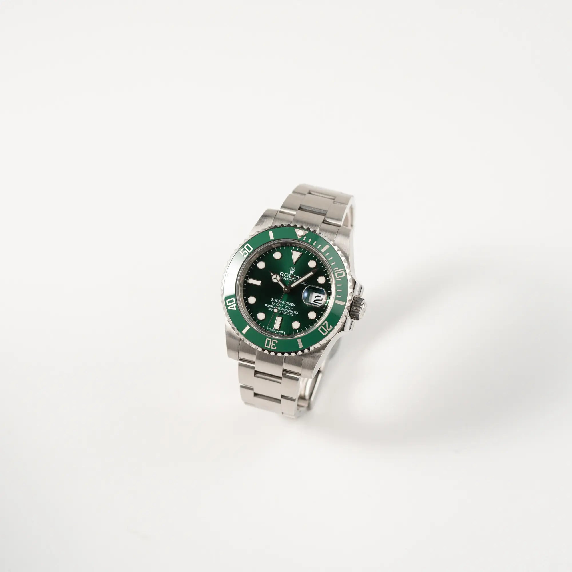 Leicht schräge Ansicht der Rolex Submariner Date 116610LV mit dem Nickname "Hulk" mit grünem Zifferblatt und grüner Lünette in einem sehr guten Zustand