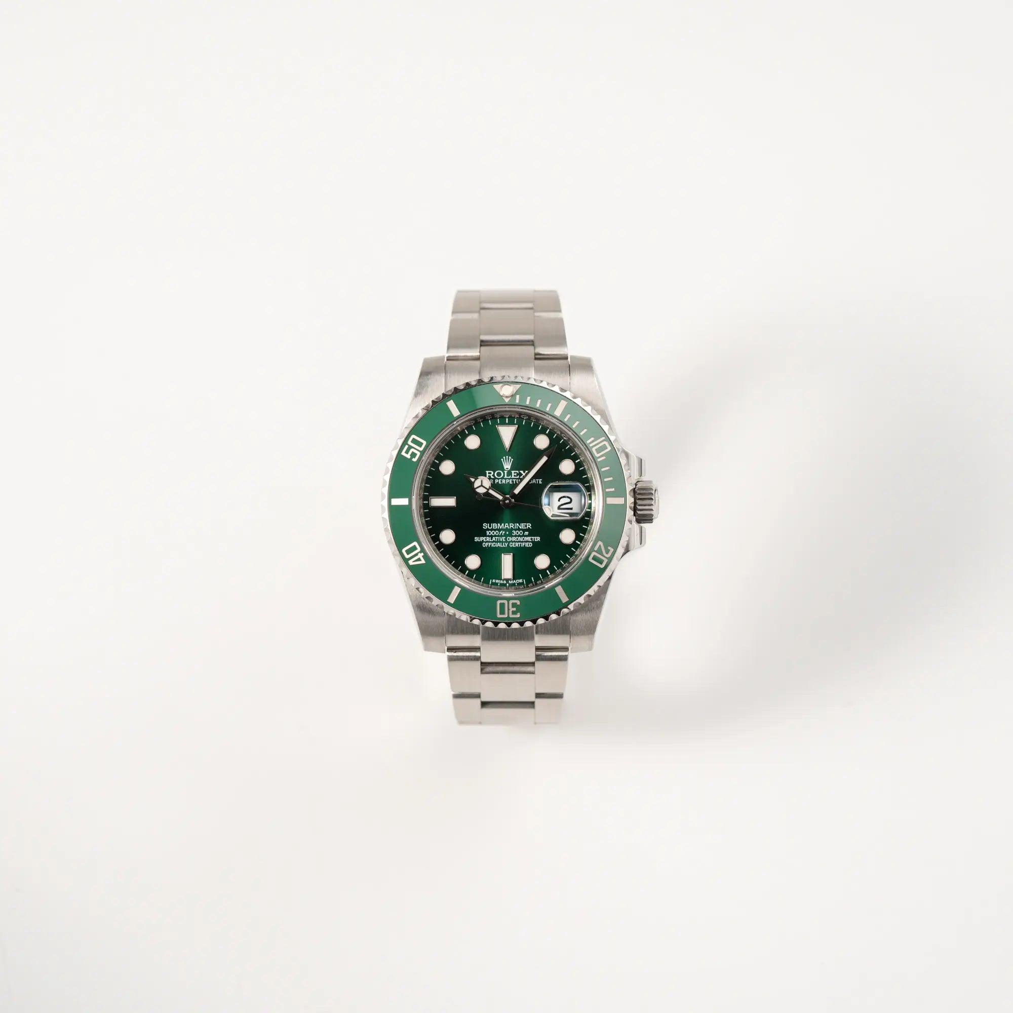 Frontale Ansicht die Rolex Submariner Date 116610LV mit dem Nickname "Hulk" mit grünem Zifferblatt und grüner Lünette in einem sehr guten Zustand