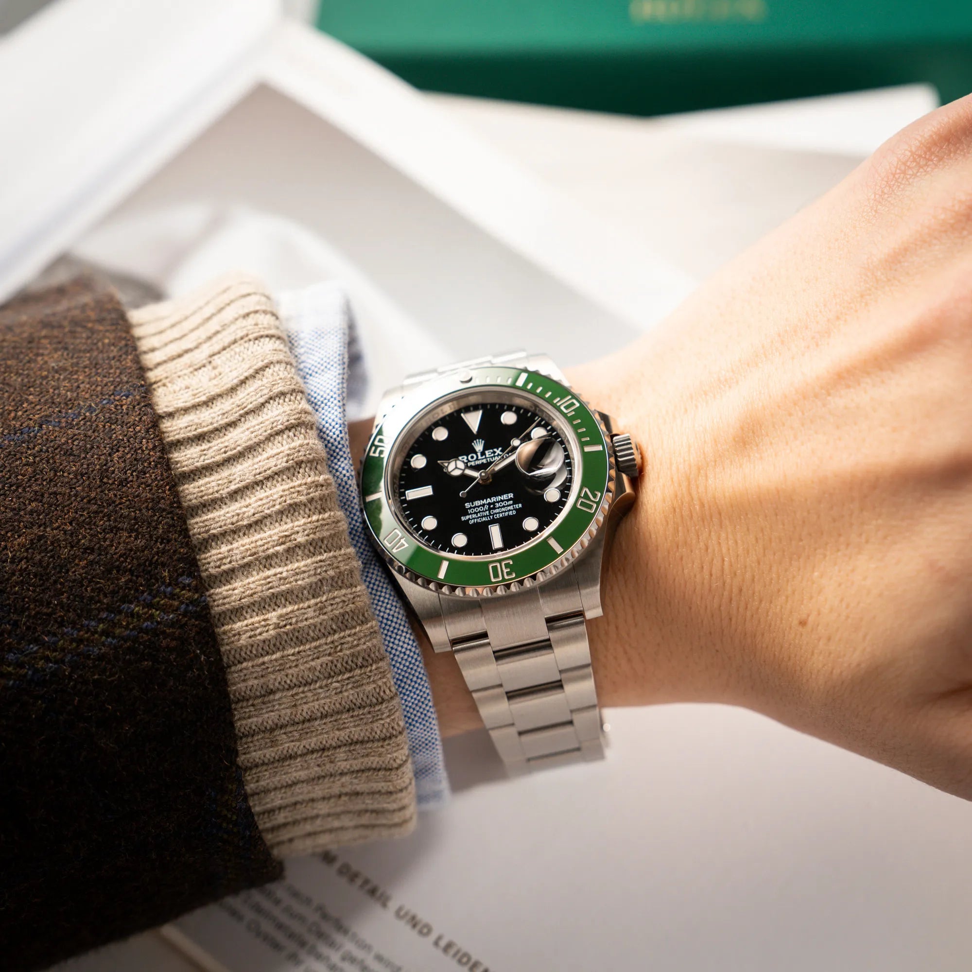 Wristshot mit der Rolex Submariner Date Starbucks 126610LV Mark 2 aus 2025 mit der typischen grünen Cerachrom-Lünette