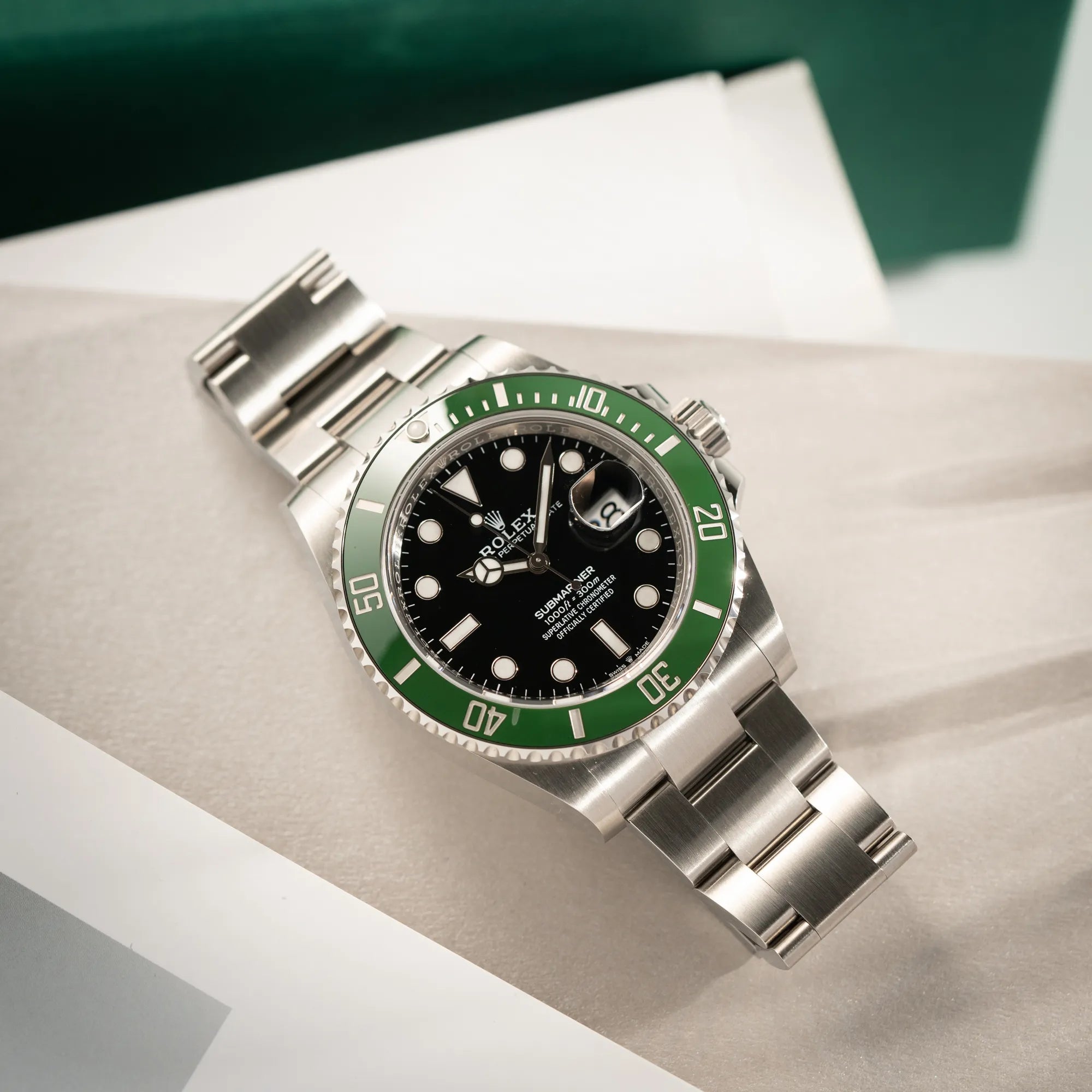 Produktfotografie der Rolex Submariner Date Starbucks 126610LV Mark 2 aus 2025 mit der typischen grünen Cerachrom-Lünette