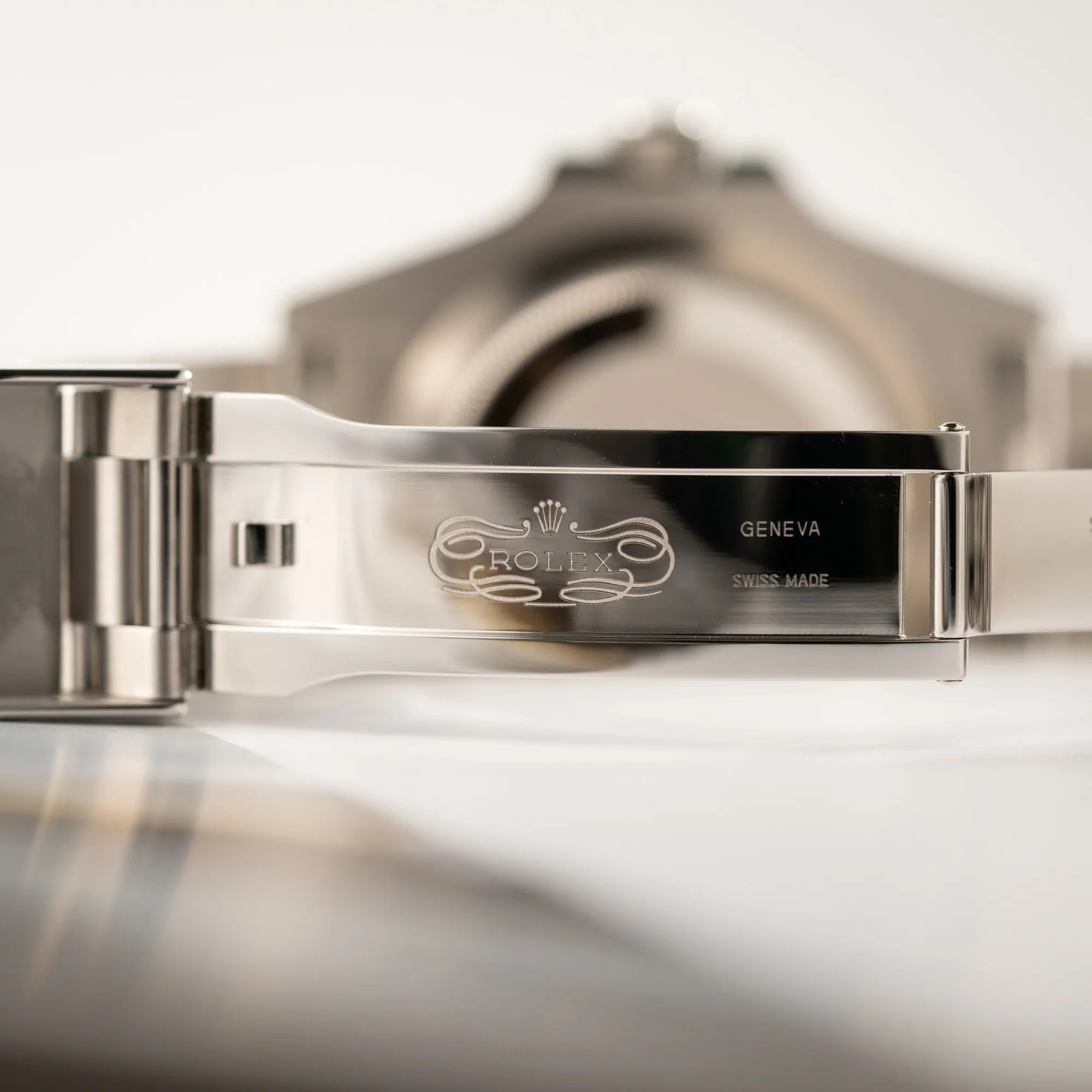 Klassisches Rolex-Logo im Inneren der Oyster-Faltschliesse der Rolex Submariner Date Starbucks 126610LV Mark 2 aus 2025 mit der typischen grünen Cerachrom-Lünette