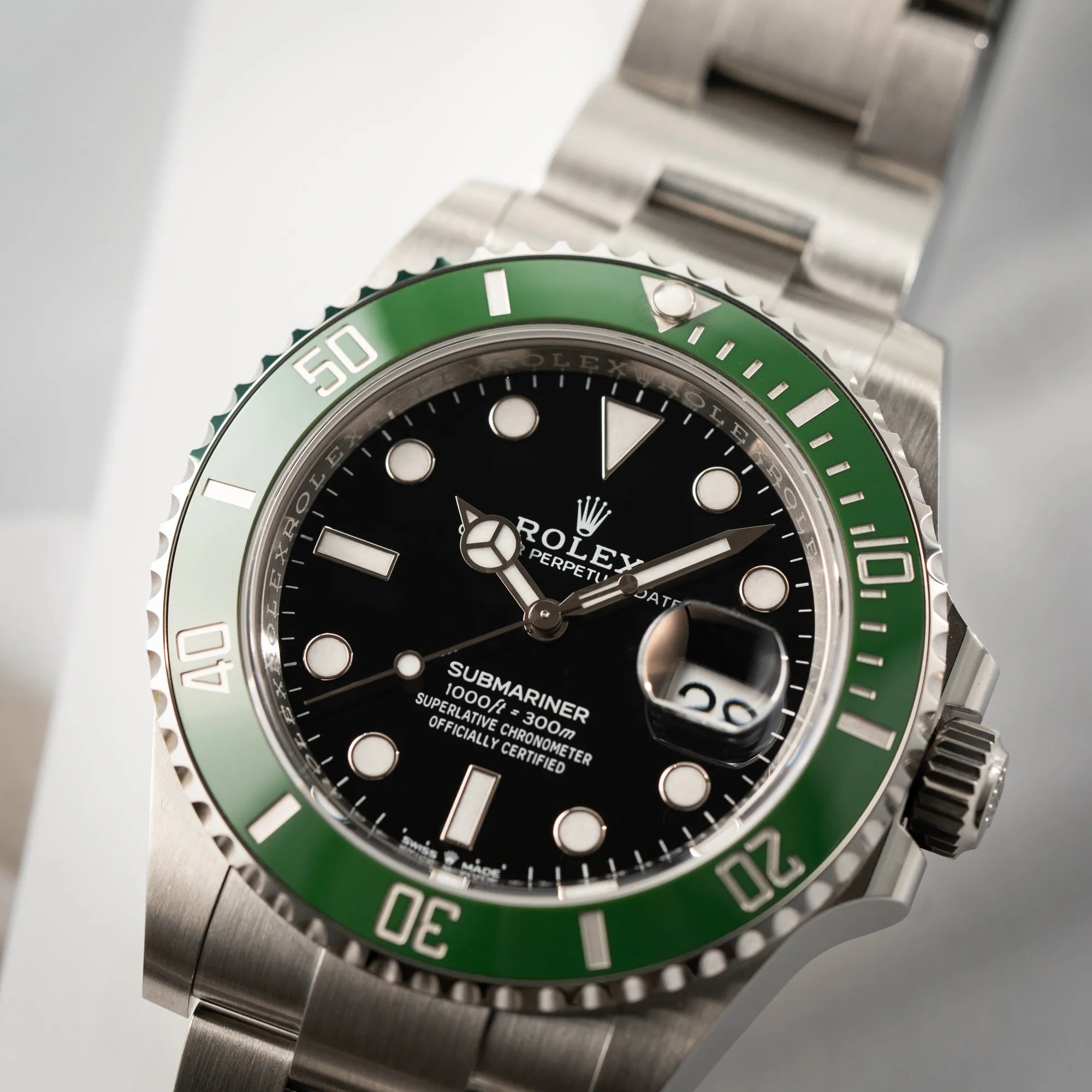 Detailaufnahme des Uhrenkopfes der Rolex Submariner Date Starbucks 126610LV Mark 2 aus 2025 mit der typischen grünen Cerachrom-Lünette
