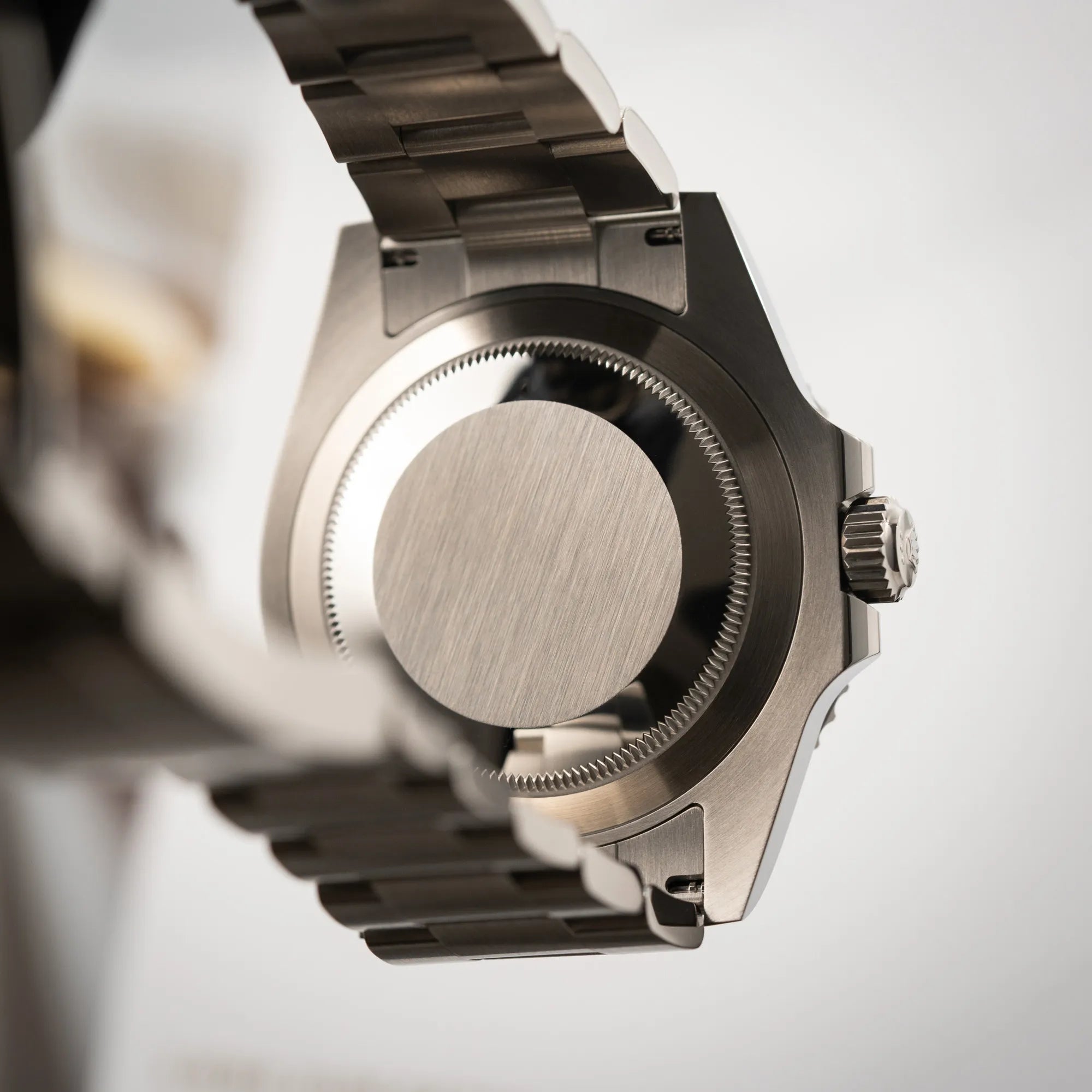 Verschraubter Gehäuseboden der Rolex Submariner Date Starbucks 126610LV Mark 2 aus 2025 mit der typischen grünen Cerachrom-Lünette