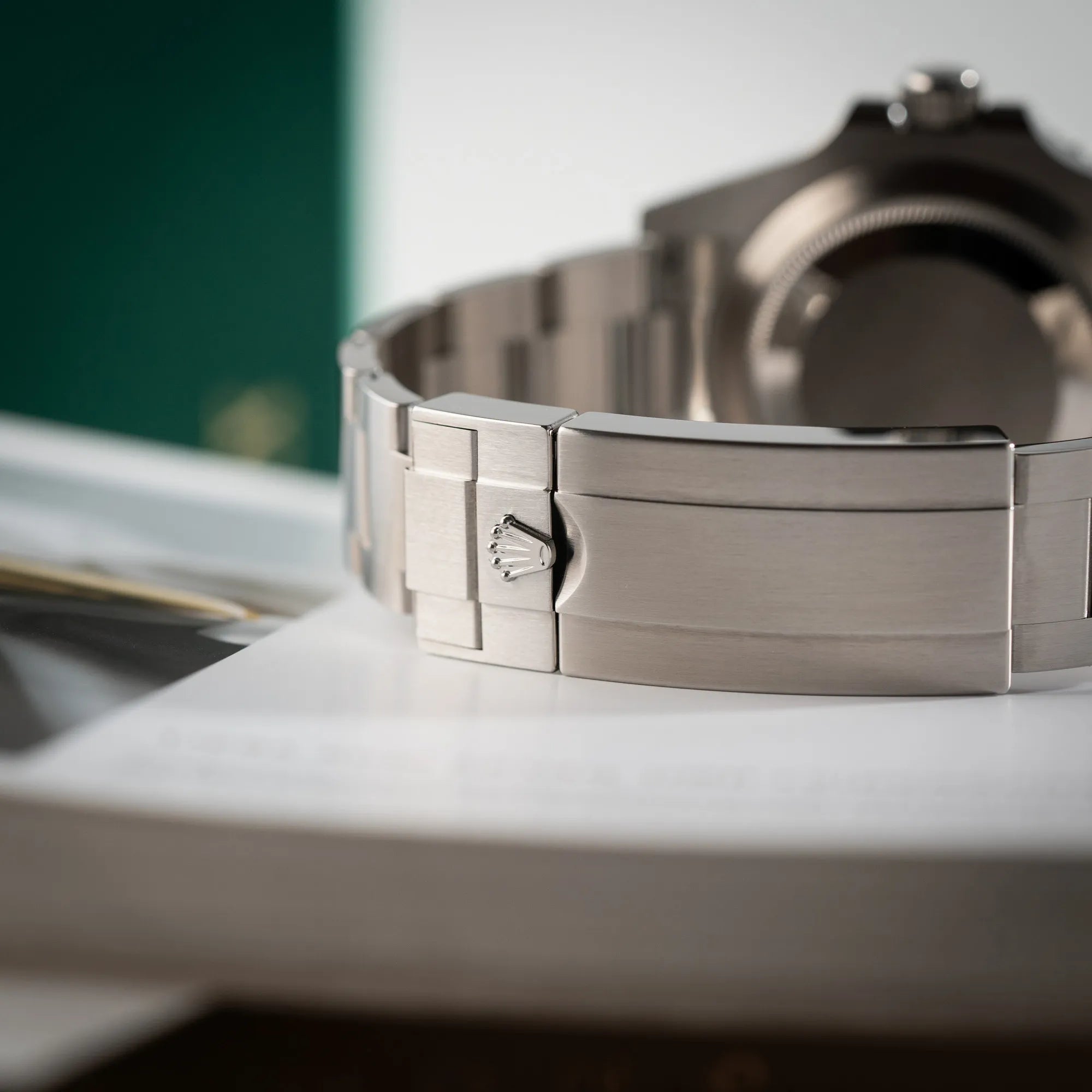 Detailaufnahme der Oyster-Faltschliesse der Rolex Submariner Date Starbucks 126610LV Mark 2 aus 2025 mit der typischen grünen Cerachrom-Lünette