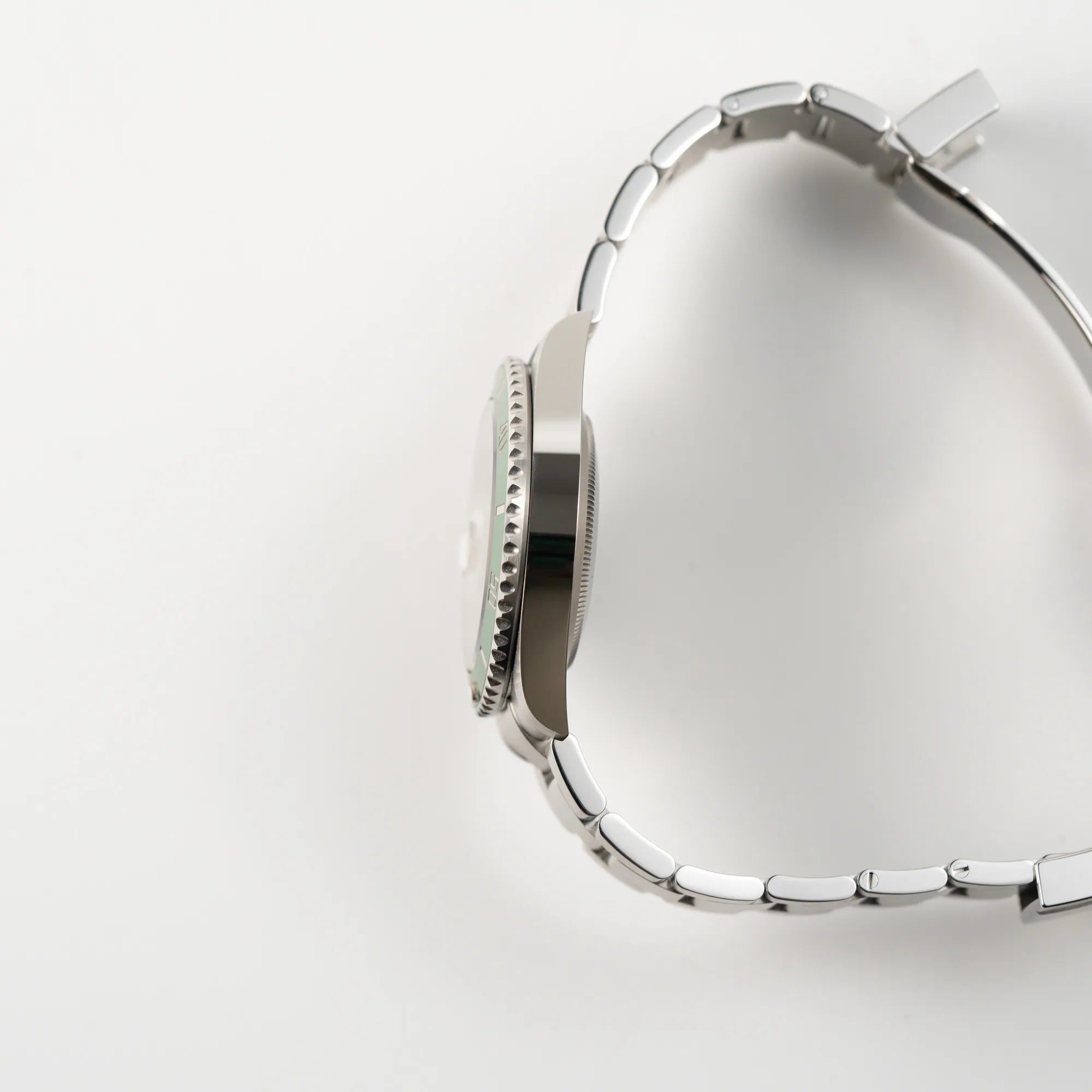 Seitliche Gehäuseflanke der Rolex Submariner Date Starbucks 126610LV Mark 2 aus 2025 mit der typischen grünen Cerachrom-Lünette