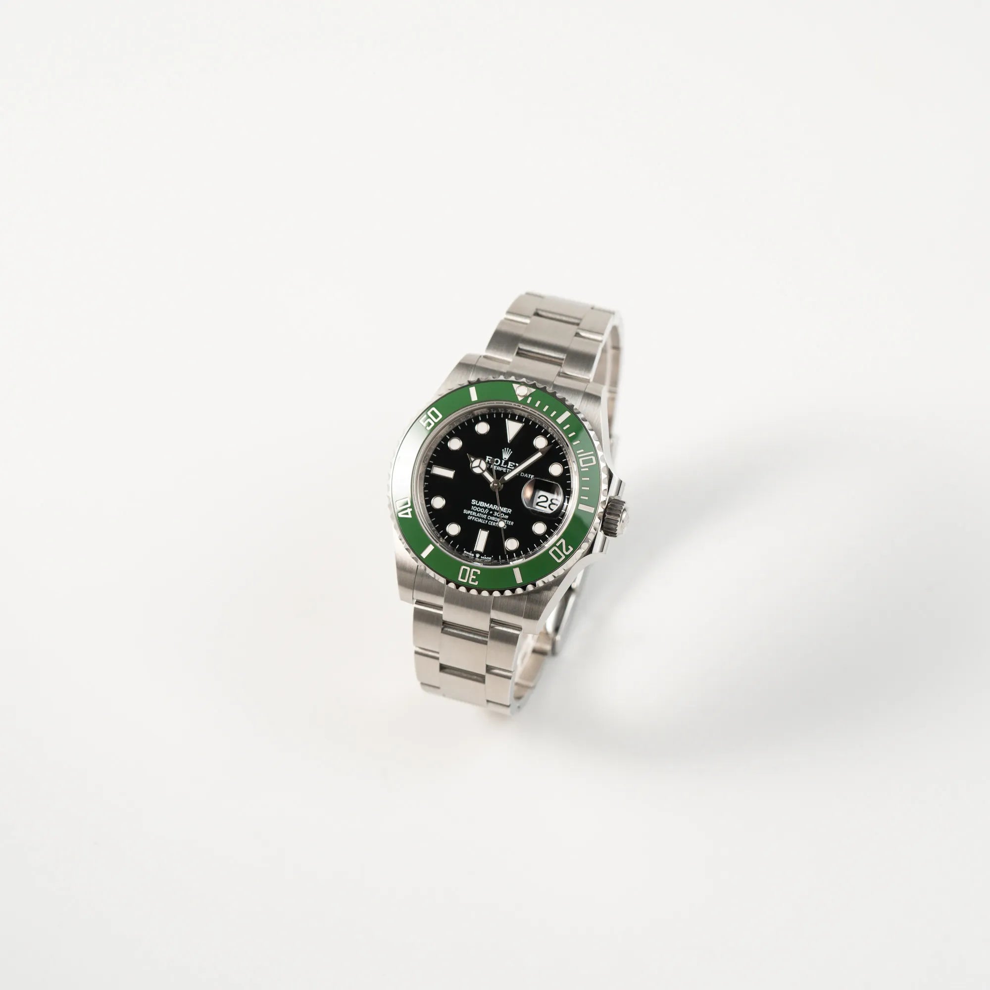 Leicht schräge Ansicht der Rolex Submariner Date Starbucks 126610LV Mark 2 aus 2025 mit der typischen grünen Cerachrom-Lünette