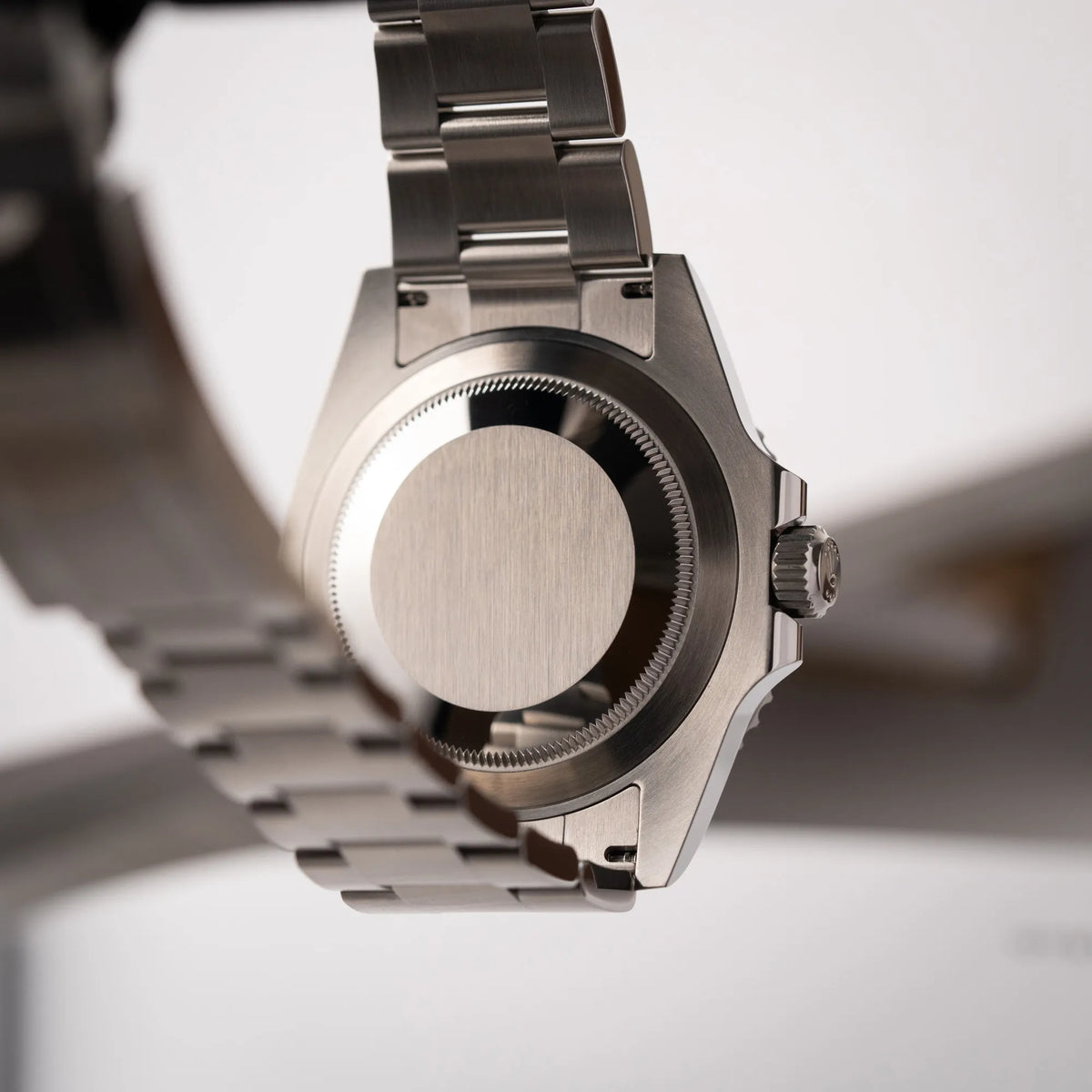 Gehäuseboden der Rolex Submariner No Date der Referenz 124060 mit schwarzem Zifferblatt und schwarzer Keramik-Lünette an einem Oytser-Stahlband im Neuzustand