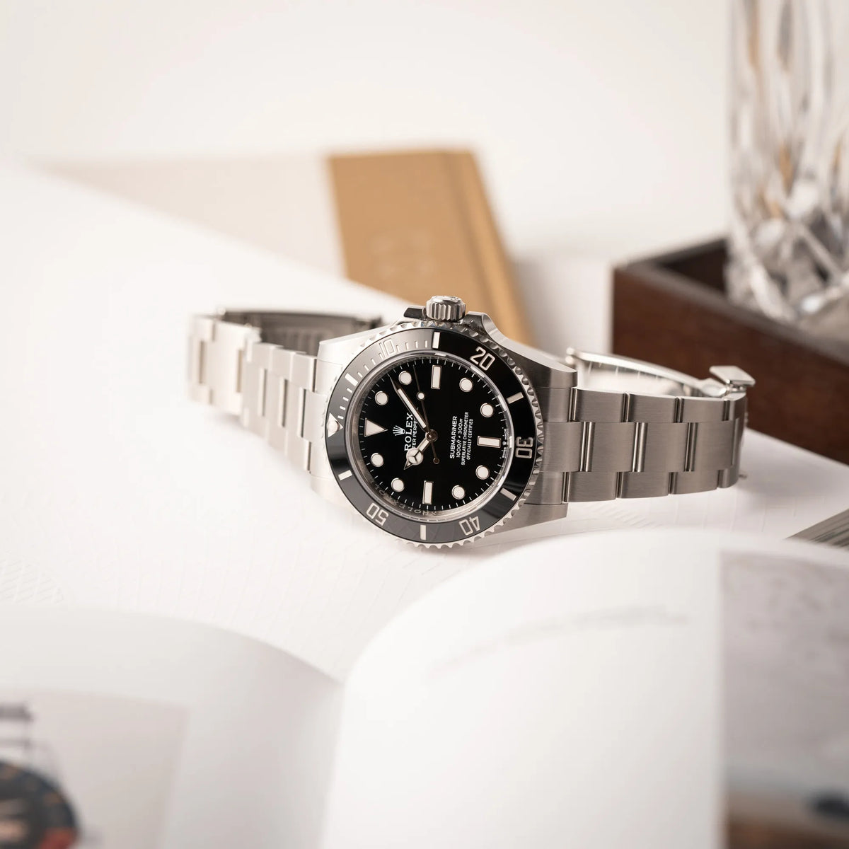 Rolex Submariner No Date der Referenz 124060 mit schwarzem Zifferblatt und schwarzer Keramik-Lünette an einem Oytser-Stahlband im Neuzustand Liegt seitlich auf dem seitlichen Gehäuse