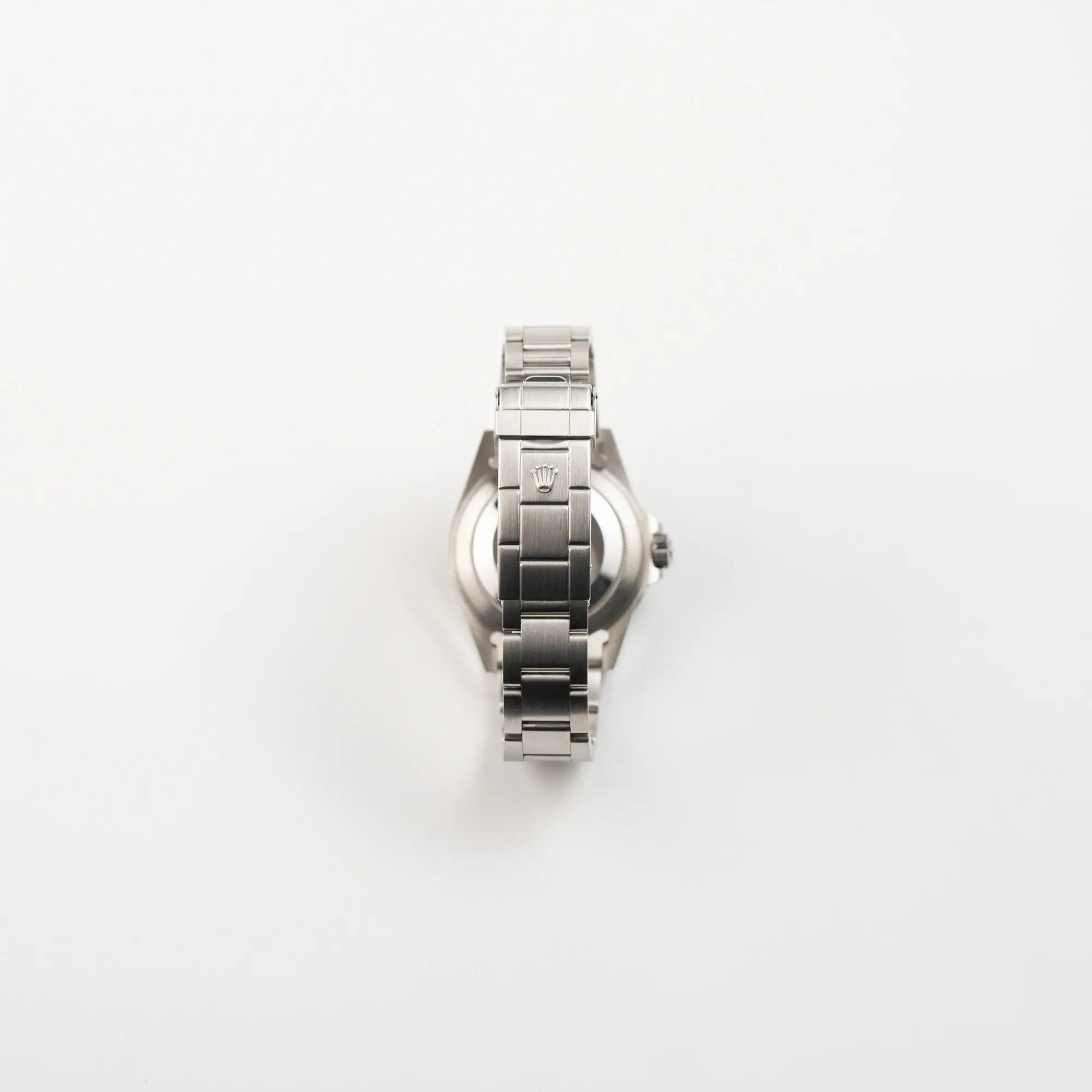 Blick auf die Oyster-Stahlband und Oyster-Stahl-Faltschliesse der Rolex Submariner No Date 14060M mit schwarzem Zifferblatt und der klassischen schwarzen Aluminium-Lünette