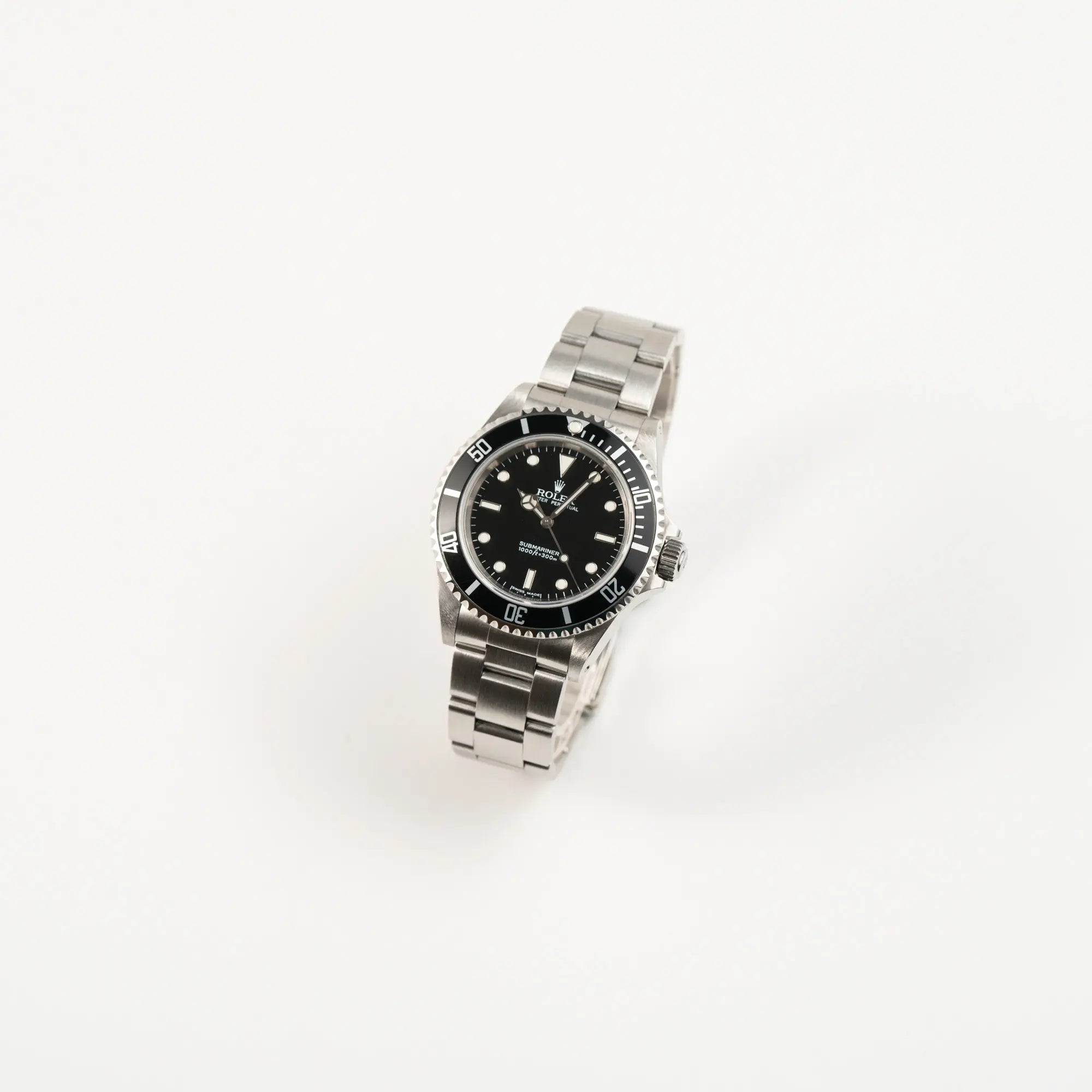 Leicht schräge Ansicht der  Rolex Submariner No Date 14060M mit schwarzem Zifferblatt und der klassischen schwarzen Aluminium-Lünette