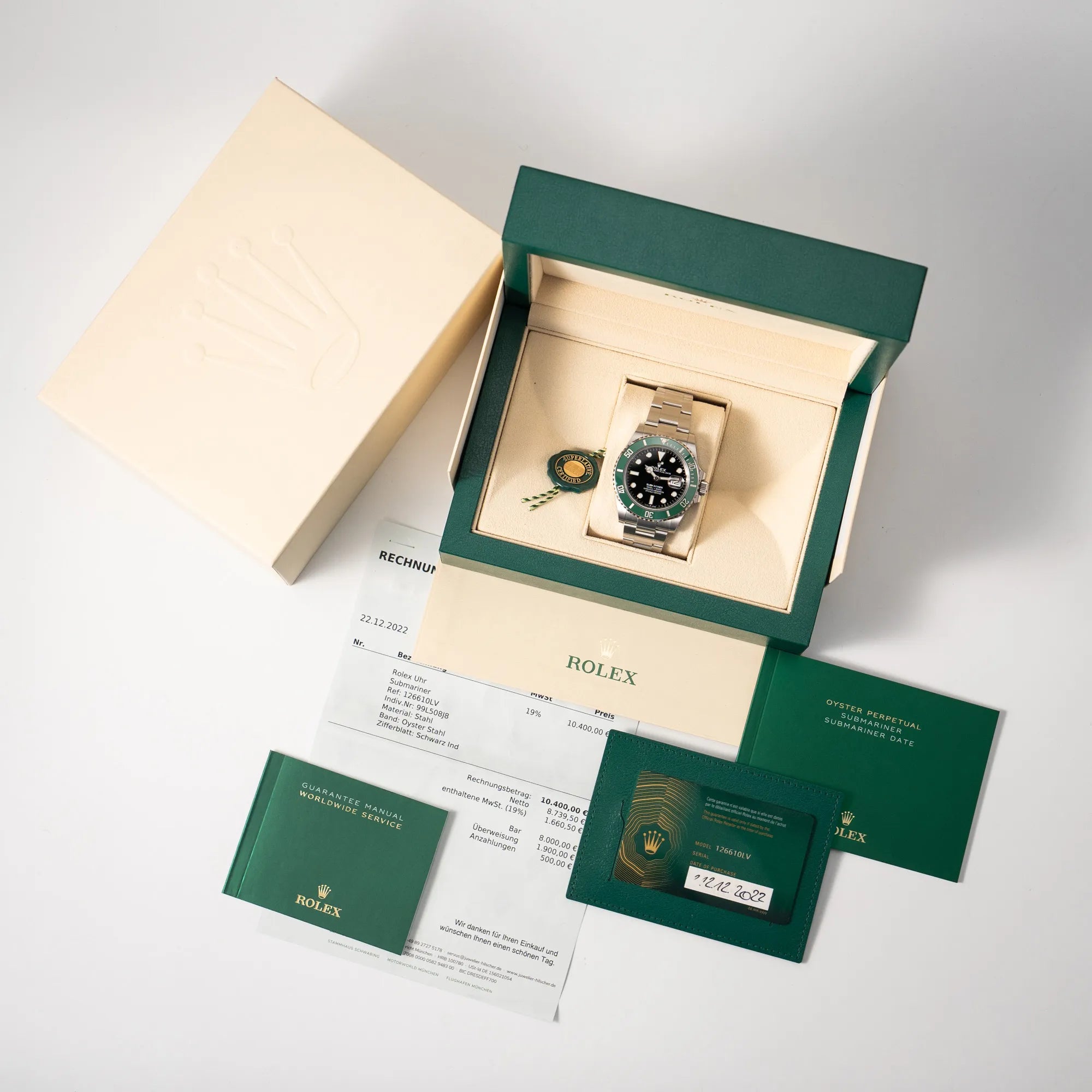 Rolex Submariner Date "Starbucks" der Referenz 126610LV mit der modelltypischen grünen Keramik-Lünette, die im Kontrast zu dem schwarzen Zifferblatt steht zusammen mit dem Lieferumfang, bestehend aus Box mit Umkarton, Papieren aus 2022, Erstkaufbeleg, Booklets und Hangtag
