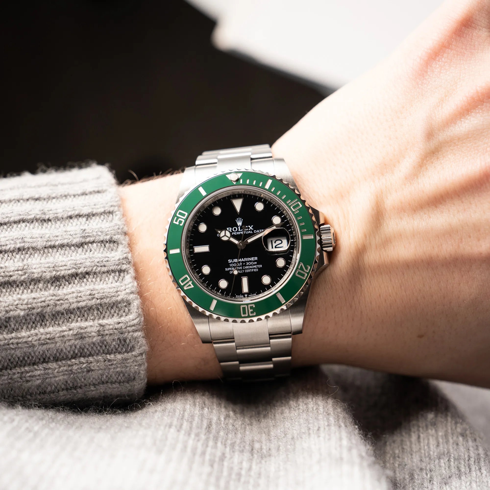 Wristshot mit der Rolex Submariner Date "Starbucks" der Referenz 126610LV mit der modelltypischen grünen Keramik-Lünette, die im Kontrast zu dem schwarzen Zifferblatt steht