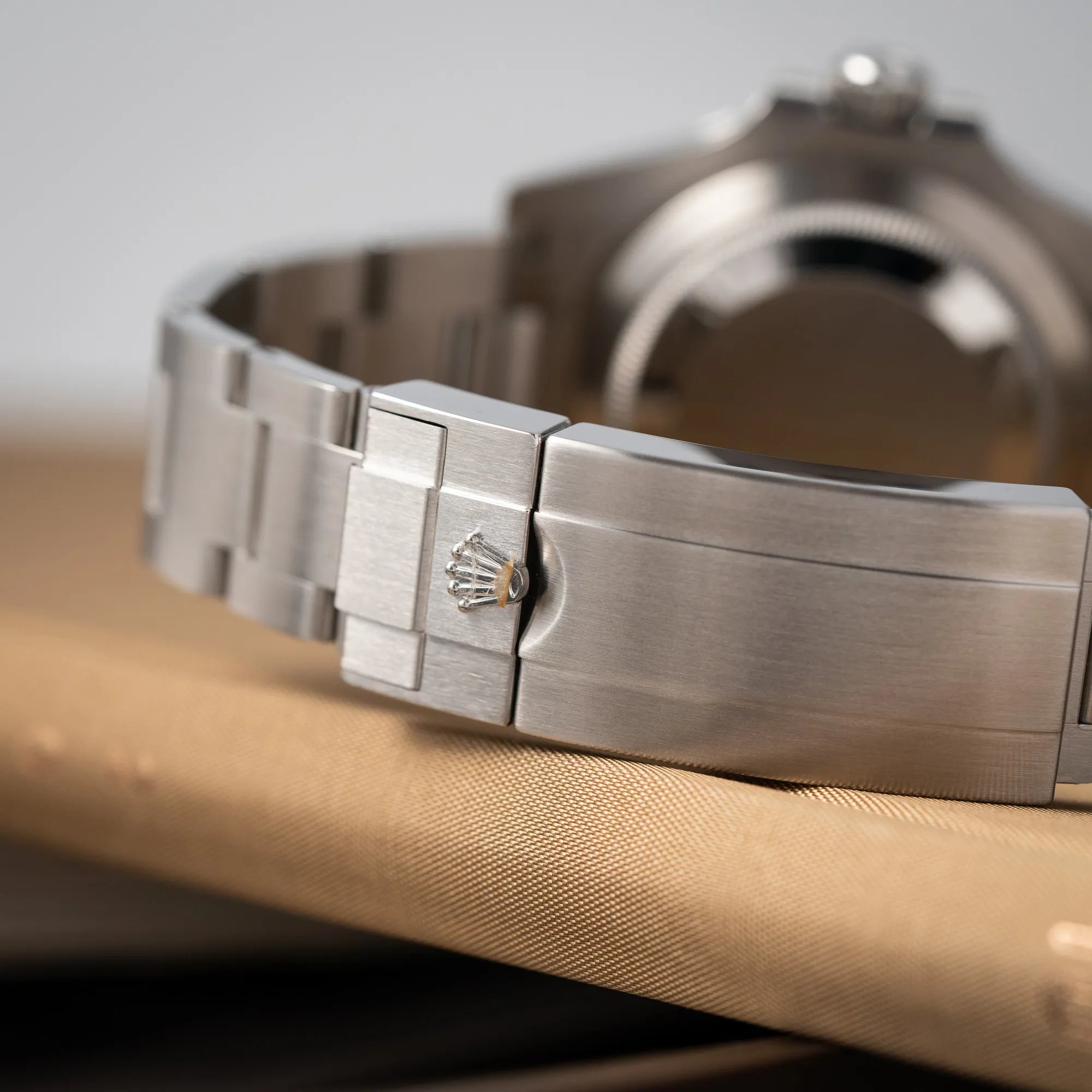 Detailaufnahme der Oyster-Stahl-Faltschliesse mit Sticker auf der Rolex-Krone von der Rolex Submariner Date "Starbucks" der Referenz 126610LV mit der modelltypischen grünen Keramik-Lünette, die im Kontrast zu dem schwarzen Zifferblatt steht