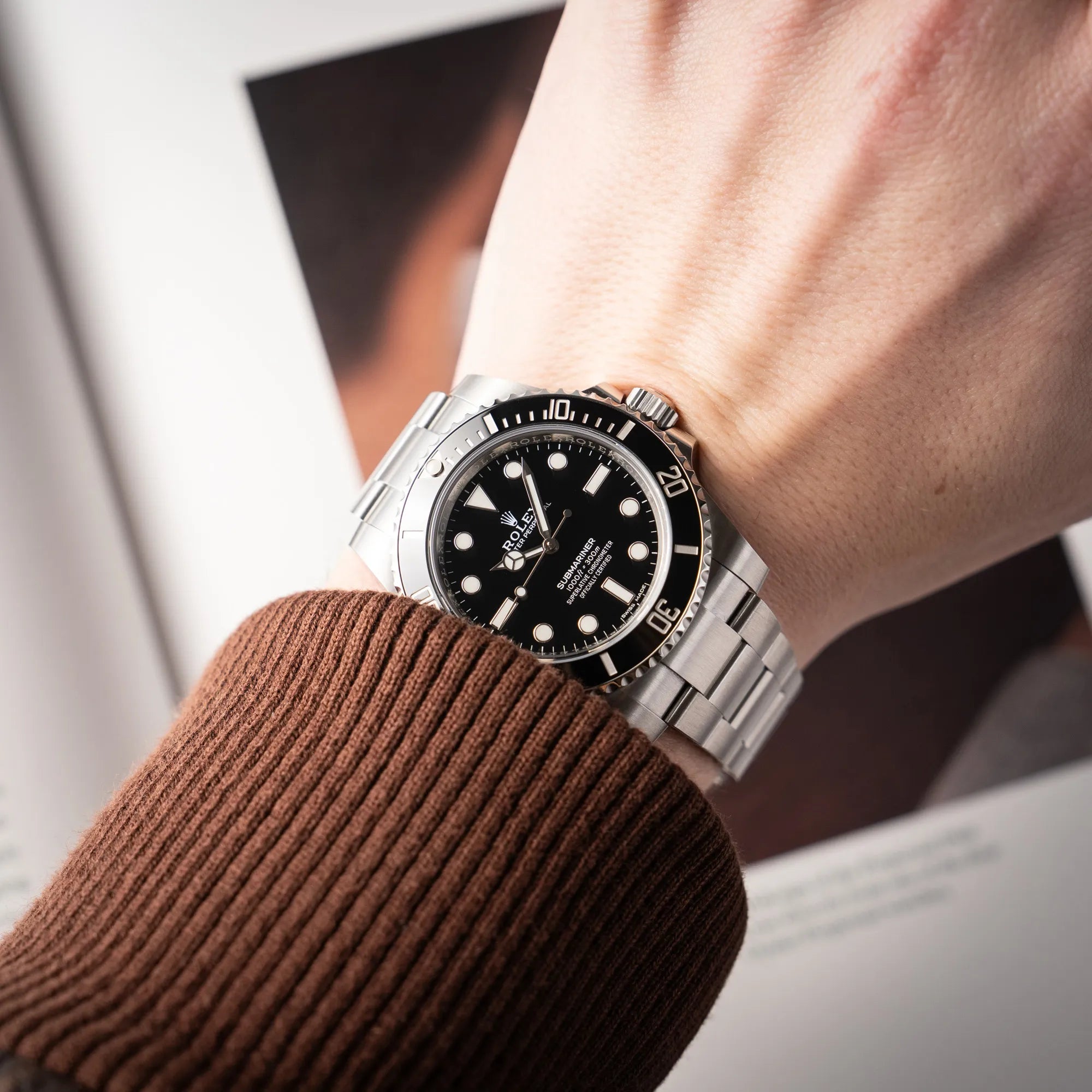 Mann trägt die Rolex Submariner 114060 No Date aus 2019 in der klassischen schwarzen Ausführung im Neuzustand für einen Wristshot an seinem Handgelenk