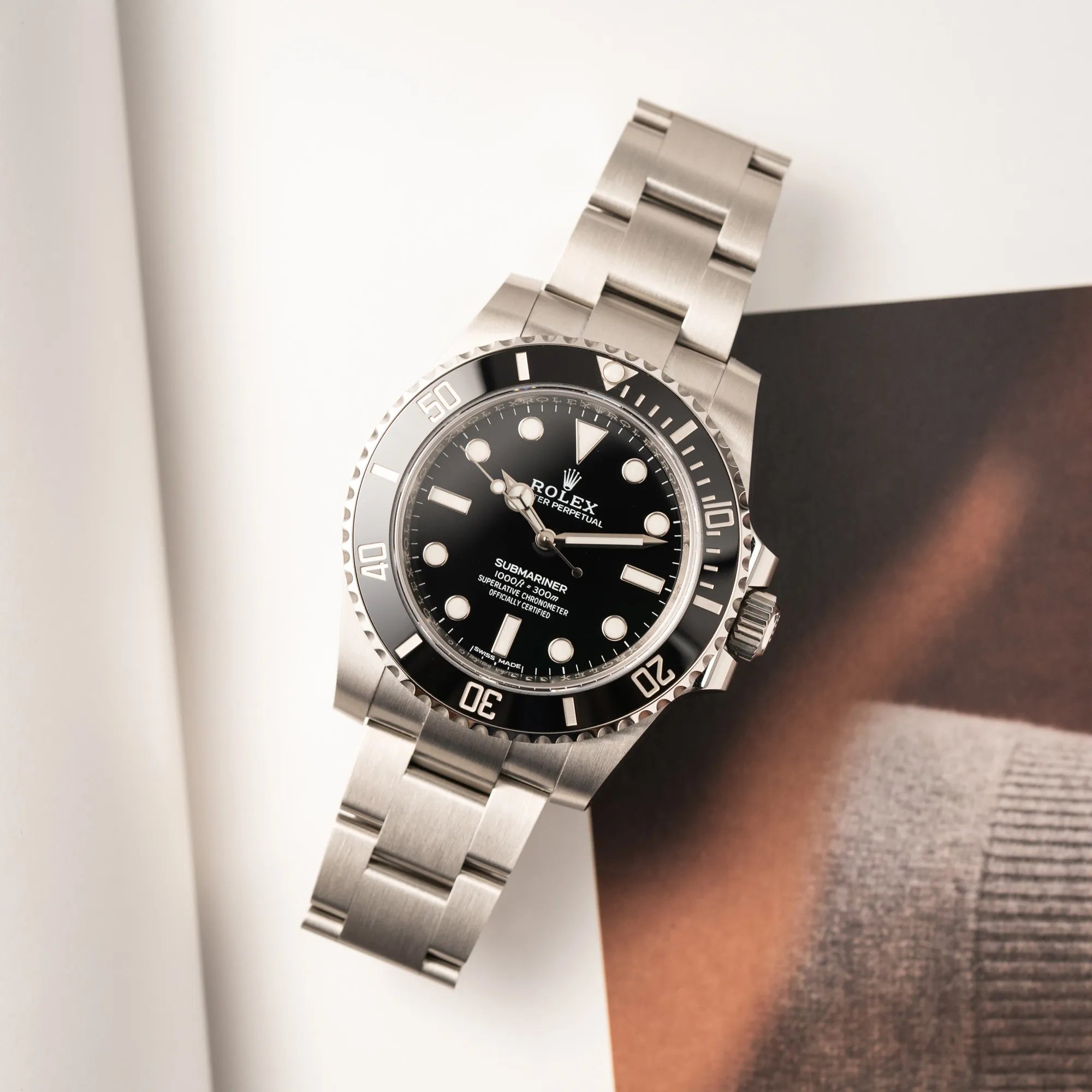 Produktfotografie der Rolex Submariner 114060 No Date aus 2019 in der klassischen schwarzen Ausführung im Neuzustand