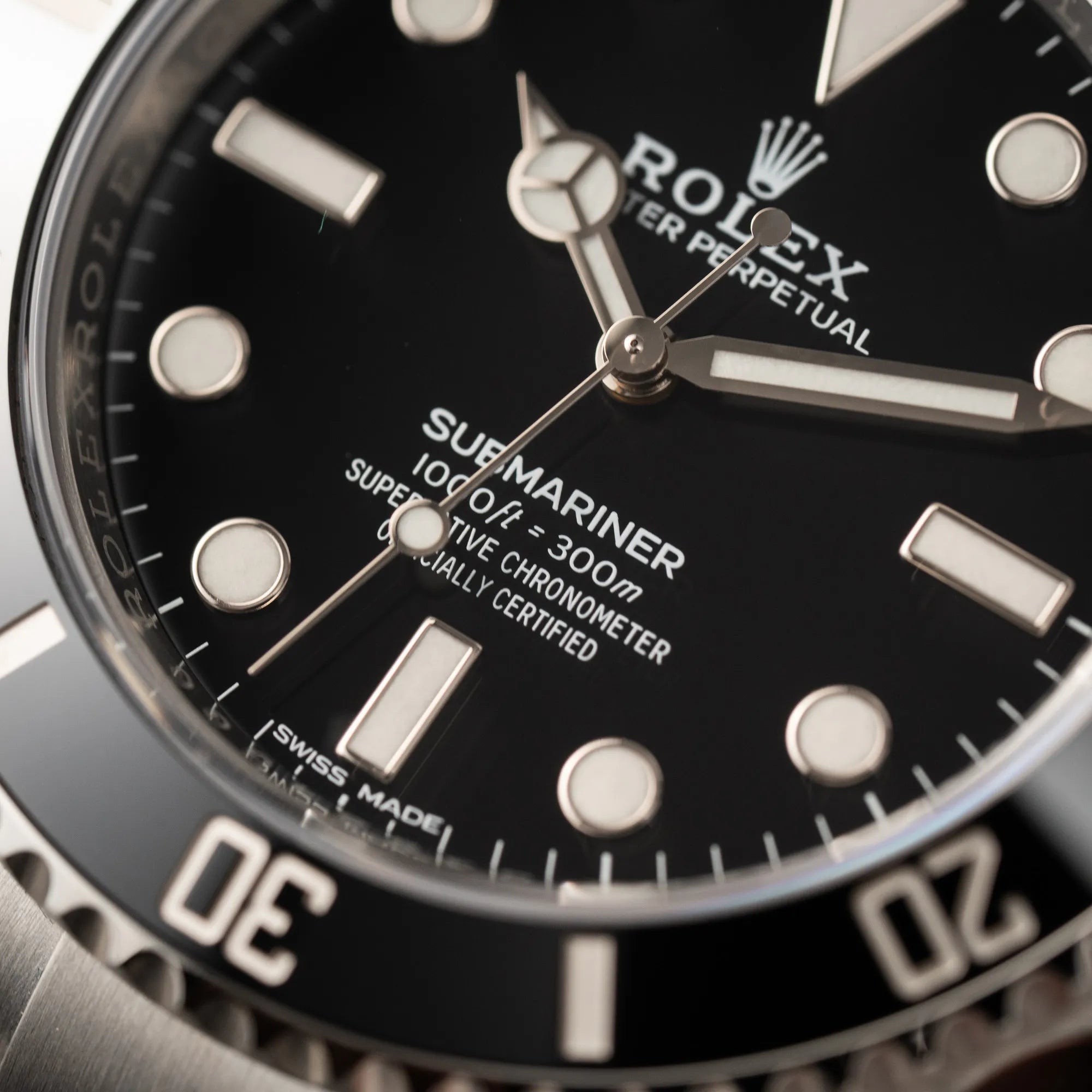 Detailaufnahme des "Submariner"-Schriftzugs auf dem Zifferblatt der Rolex Submariner 114060 No Date aus 2019 in der klassischen schwarzen Ausführung im Neuzustand