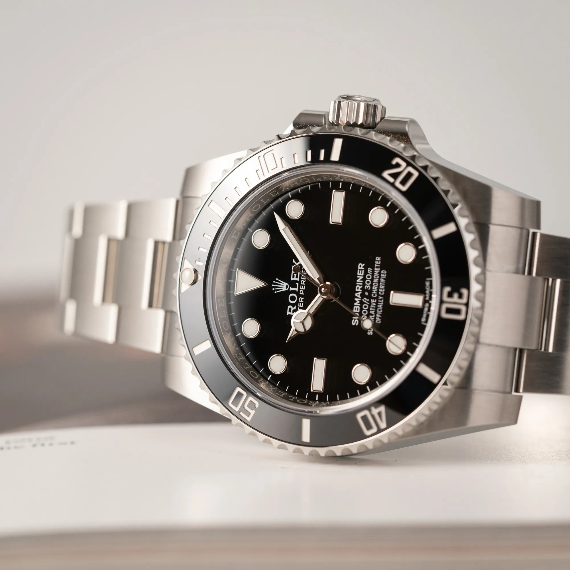 Nahe Produktfotografie der Rolex Submariner 114060 No Date aus 2019 in der klassischen schwarzen Ausführung im Neuzustand