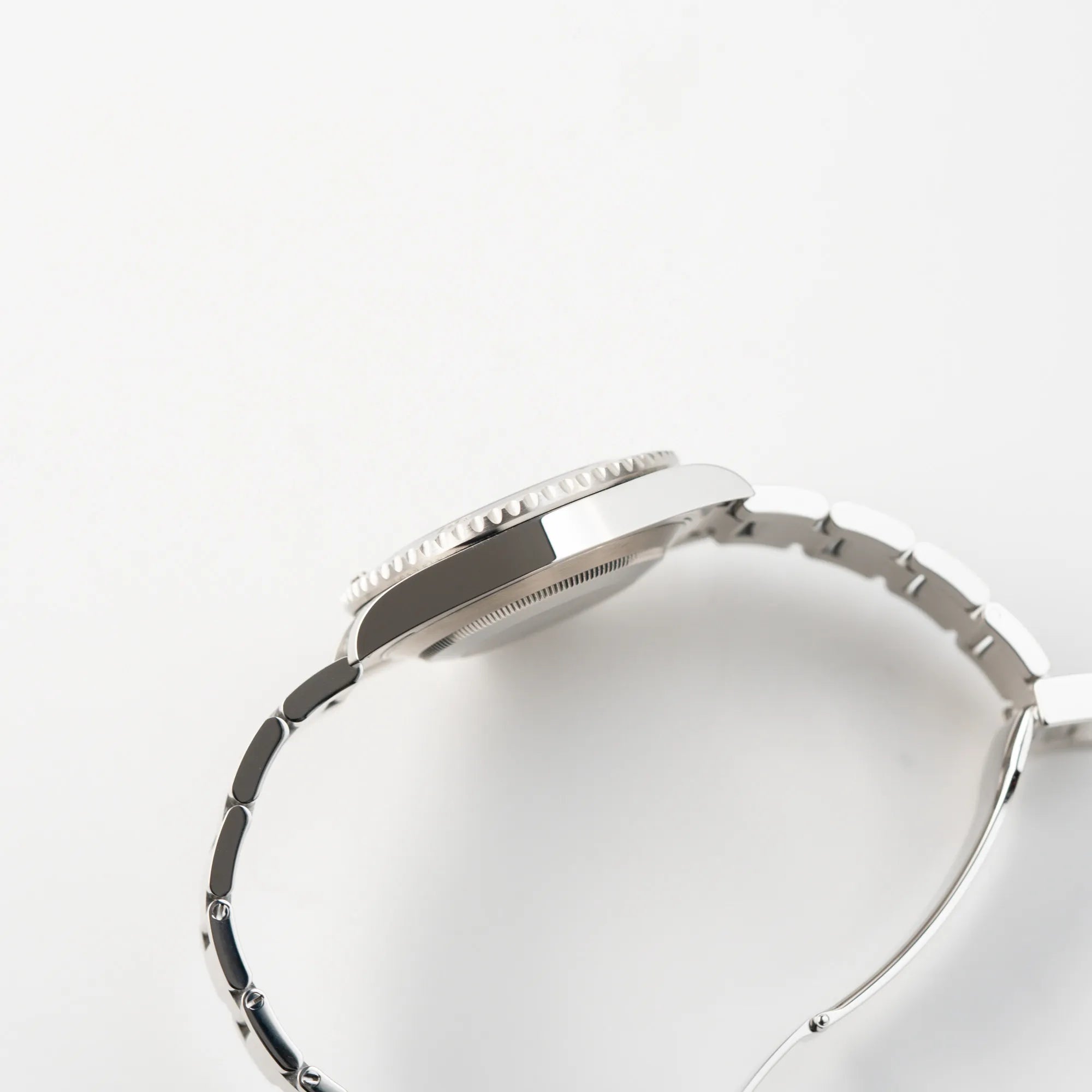 Seitliche Gehäuseflanke der Rolex Submariner 114060 No Date aus 2019 in der klassischen schwarzen Ausführung im Neuzustand