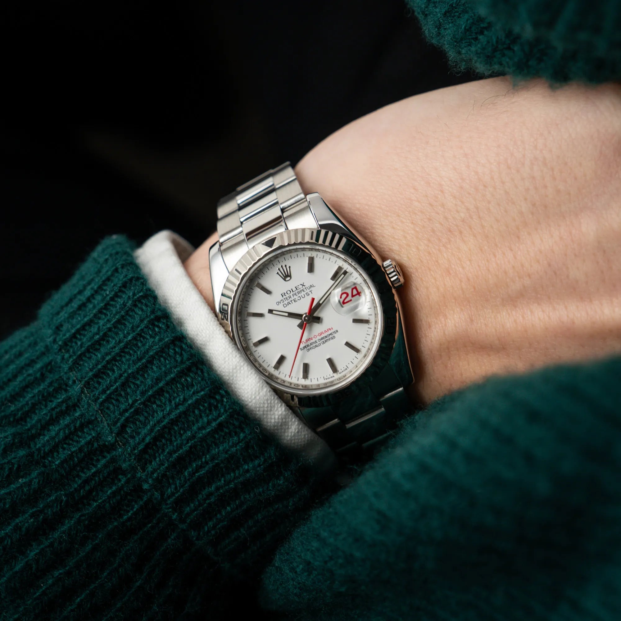 Mann trägt den Rolex  Datejust Turn-O-Graph 116264 in 36 mm mit dem weißen Zifferblatt und dem roten Sekundenzeiger an seinem Handgelenk