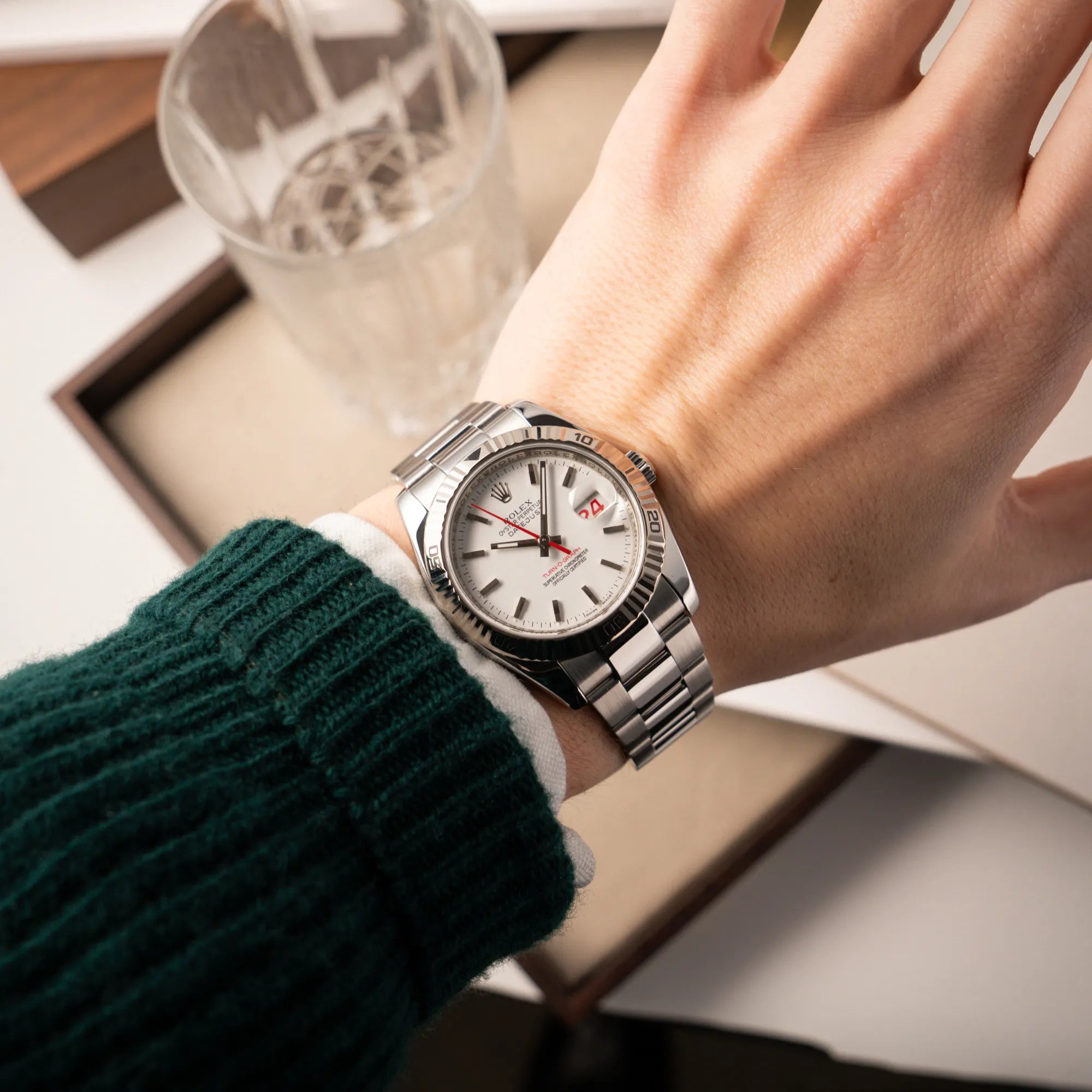 Rolex  Datejust Turn-O-Graph 116264 in 36 mm mit dem weißen Zifferblatt und dem roten Sekundenzeiger  an einem Männerhandgelenk