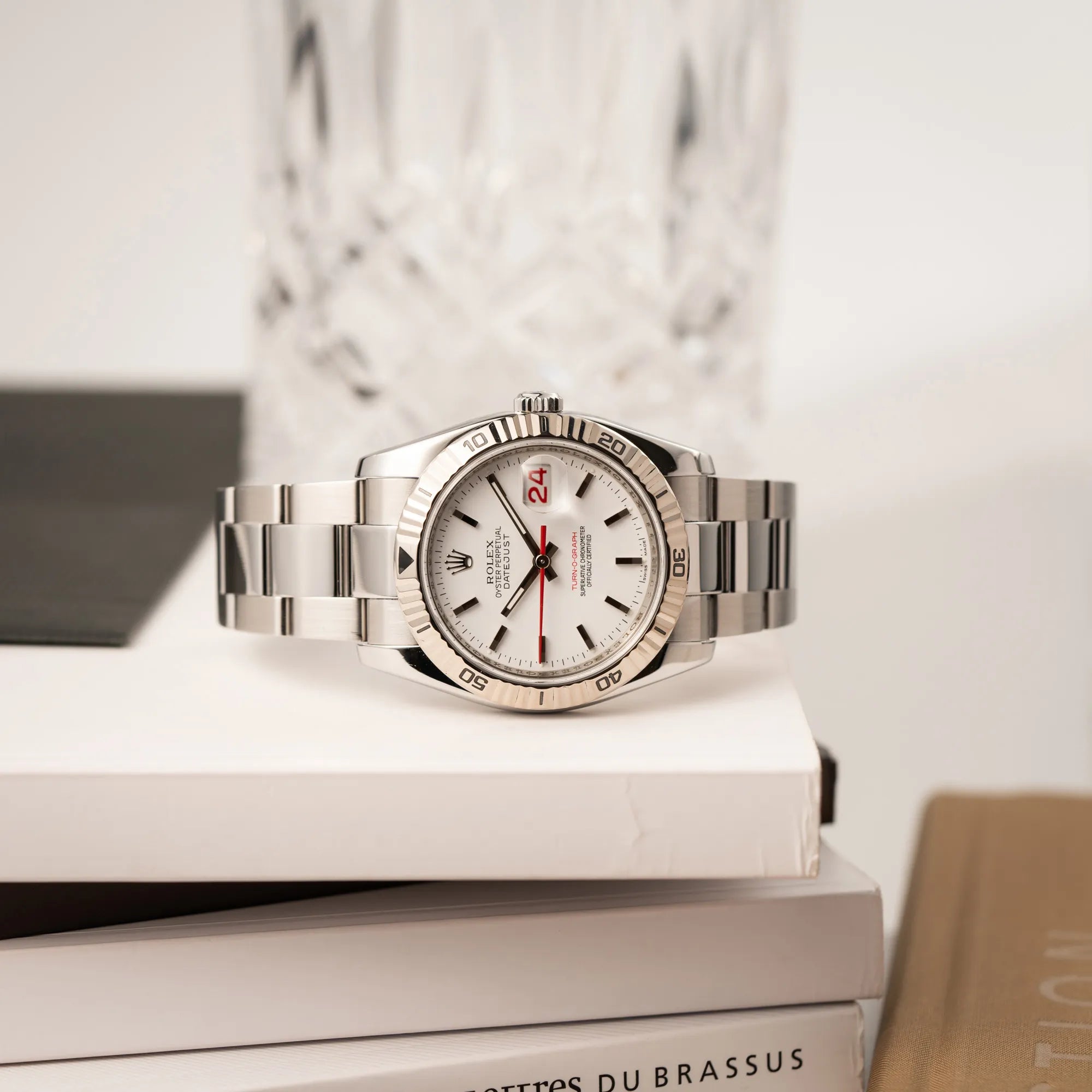 Produktfotografie der Rolex  Datejust Turn-O-Graph 116264 in 36 mm mit dem weißen Zifferblatt und dem roten Sekundenzeiger 