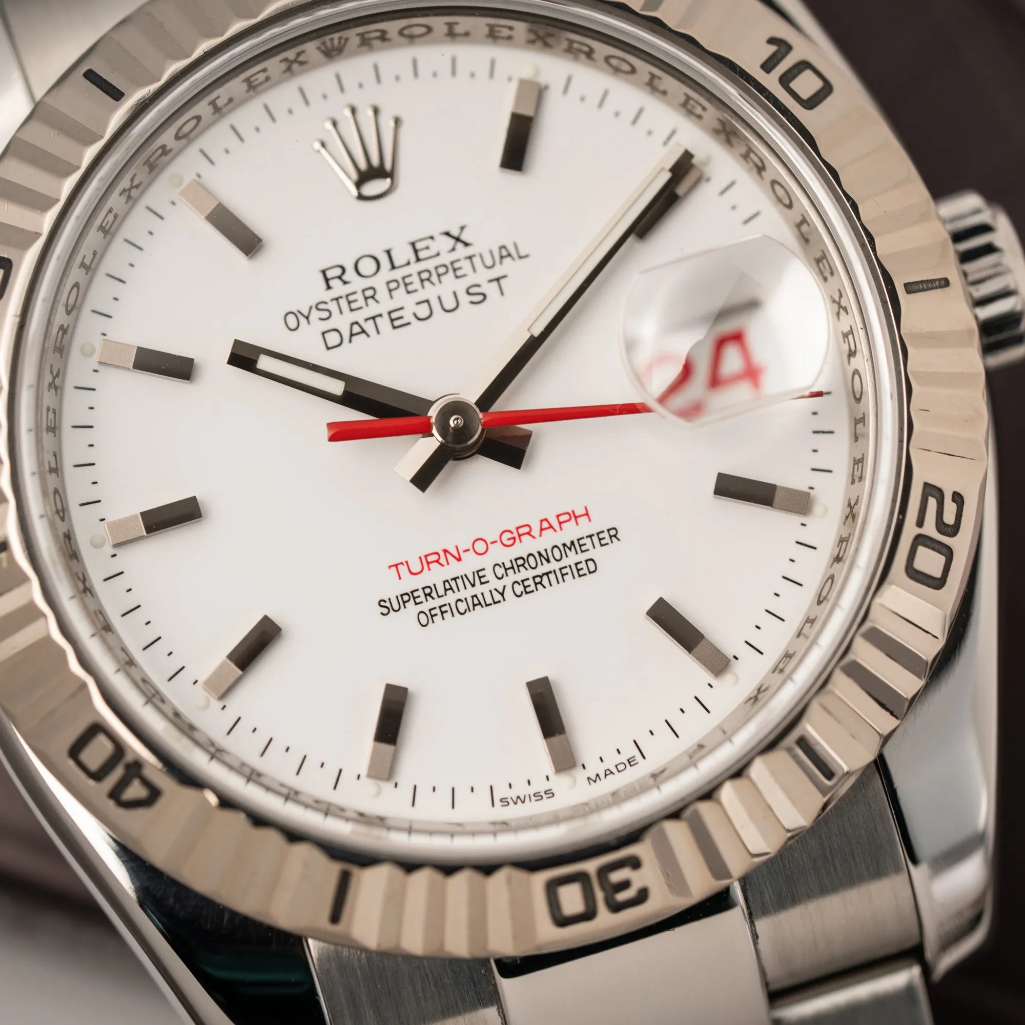 Detailaufnahme der Rolex  Datejust Turn-O-Graph 116264 in 36 mm mit dem weißen Zifferblatt und dem roten Sekundenzeiger 