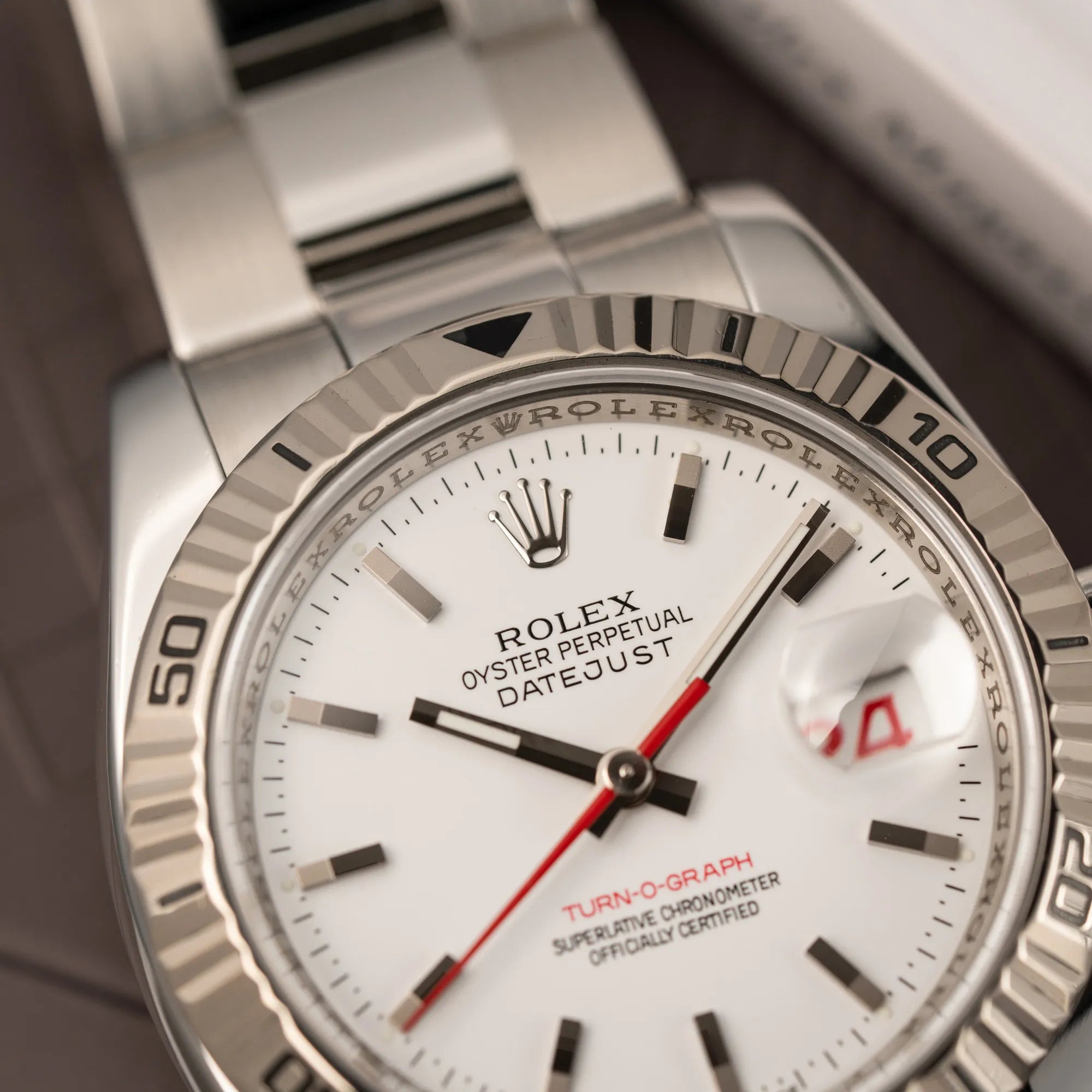 Nahaufnahme des Rolex Datejust Turn-O-Graph 116264 in 36 mm mit dem weißen Zifferblatt und dem roten Sekundenzeiger 