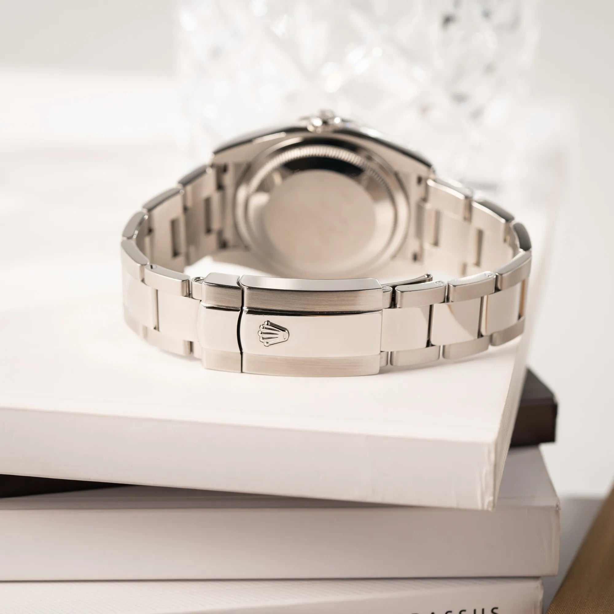 Produktfotografie zeigt die geschlossene Oyster-Stahl-Faltschliesse der Rolex  Datejust Turn-O-Graph 116264 in 36 mm mit dem weißen Zifferblatt und dem roten Sekundenzeiger 