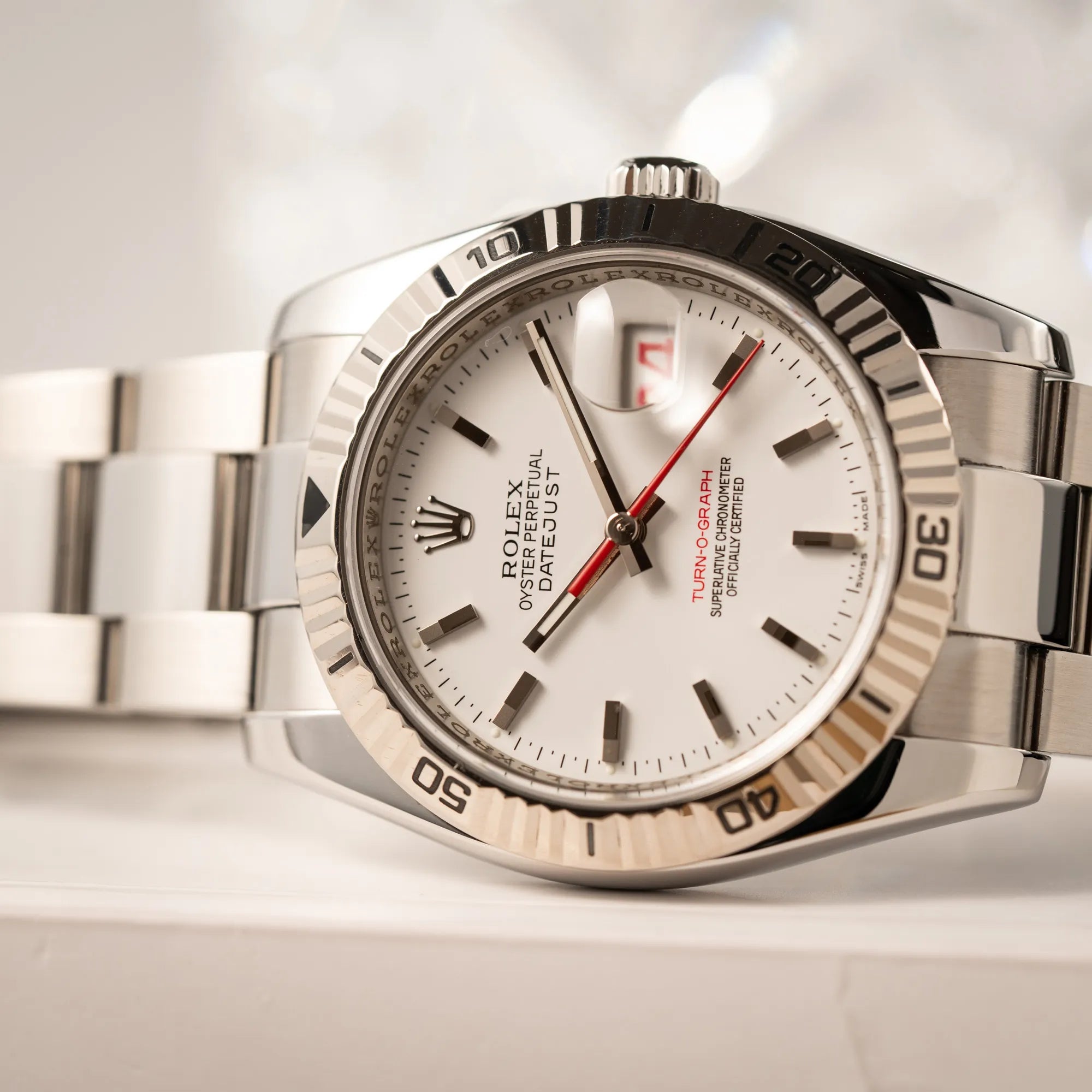 Gehäusekopf der Rolex  Datejust Turn-O-Graph 116264 in 36 mm mit dem weißen Zifferblatt und dem roten Sekundenzeiger 