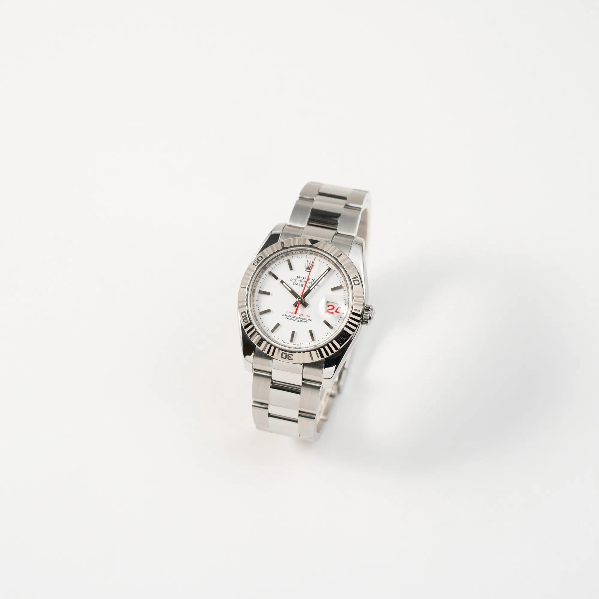 Leicht schräge Ansicht der Rolex  Datejust Turn-O-Graph 116264 in 36 mm mit dem weißen Zifferblatt und dem roten Sekundenzeiger 