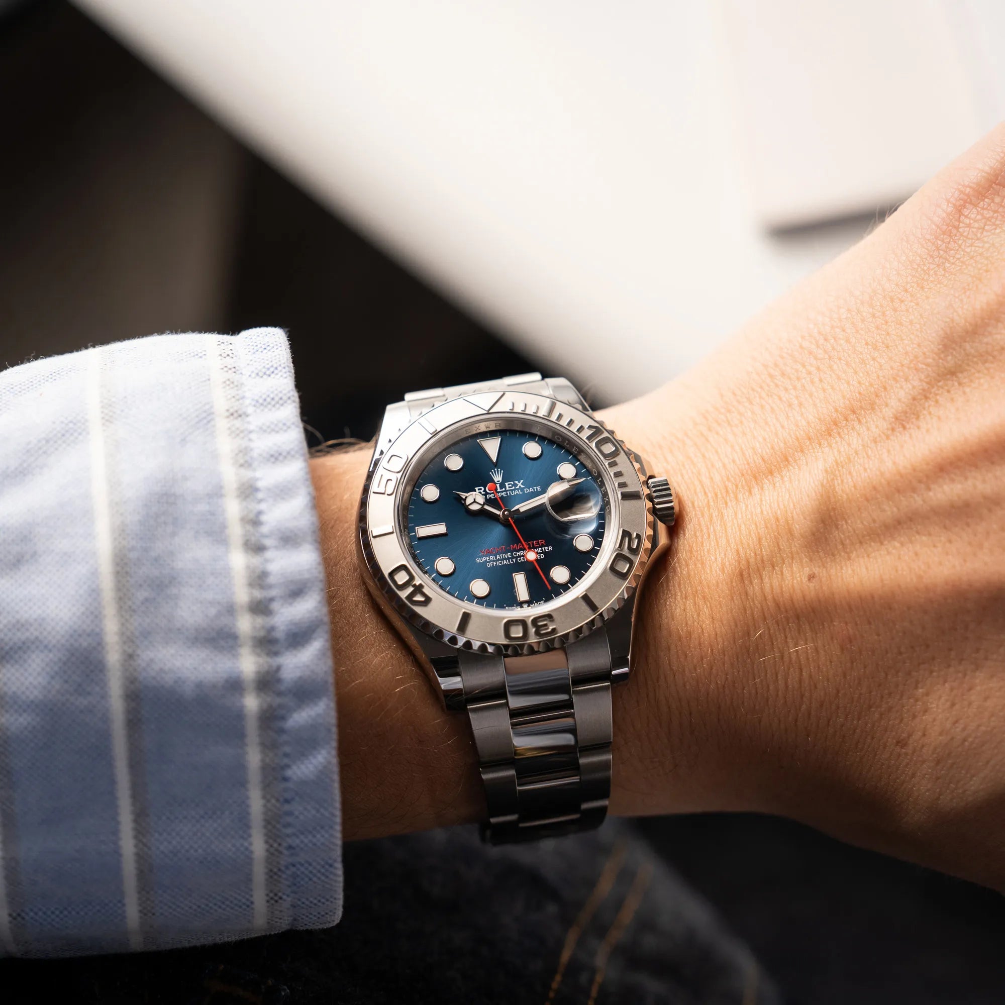 Mann trägt die Rolex Yacht-Master 40 der Referenz 126622 mit der Platin-Lünette in der blauen Zifferblatt-Variante an seinem Handgelenk für einen Wristshot