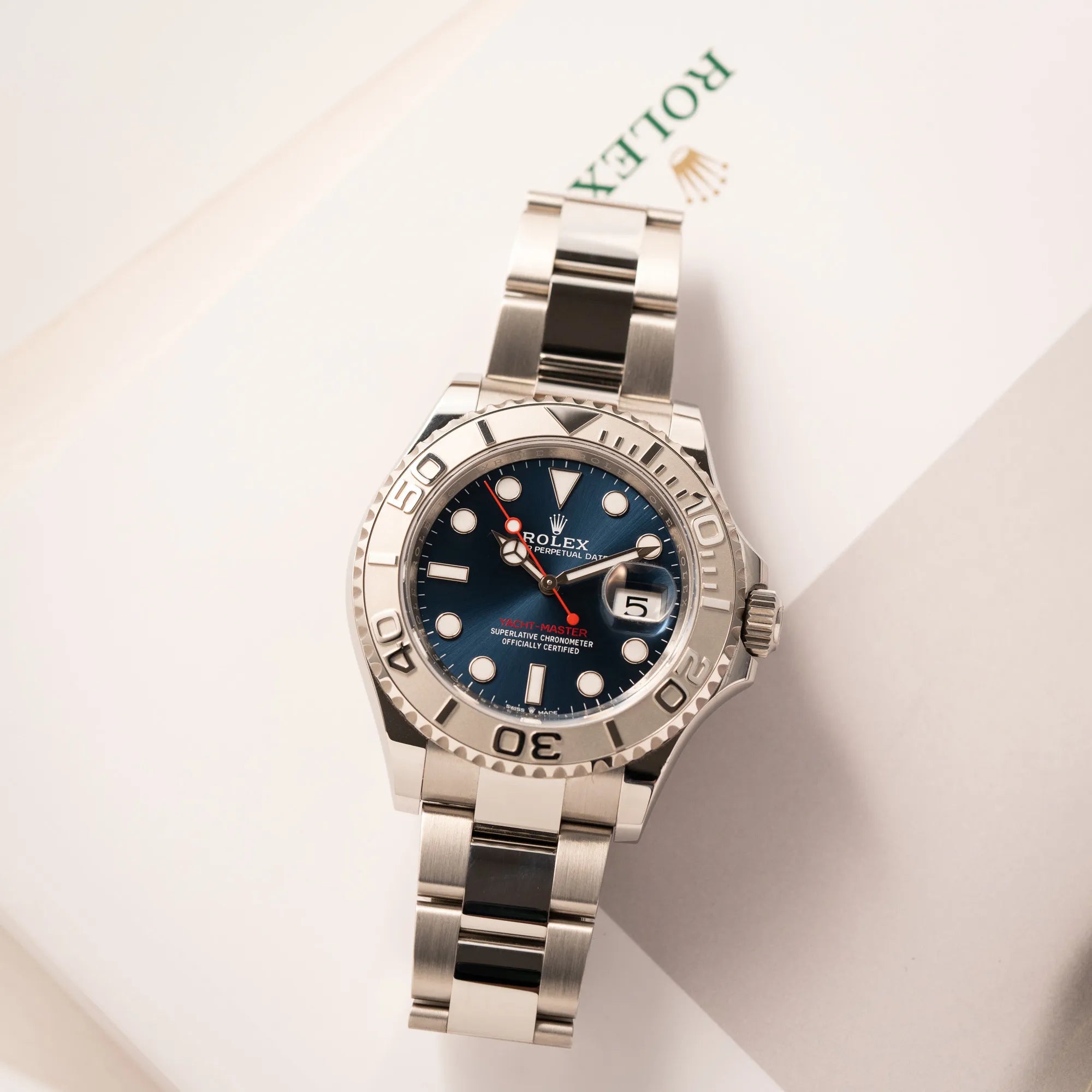 Produktfotografie als Titelbild für die Rolex Yacht-Master 40 der Referenz 126622 mit der Platin-Lünette in der blauen Zifferblatt-Variante