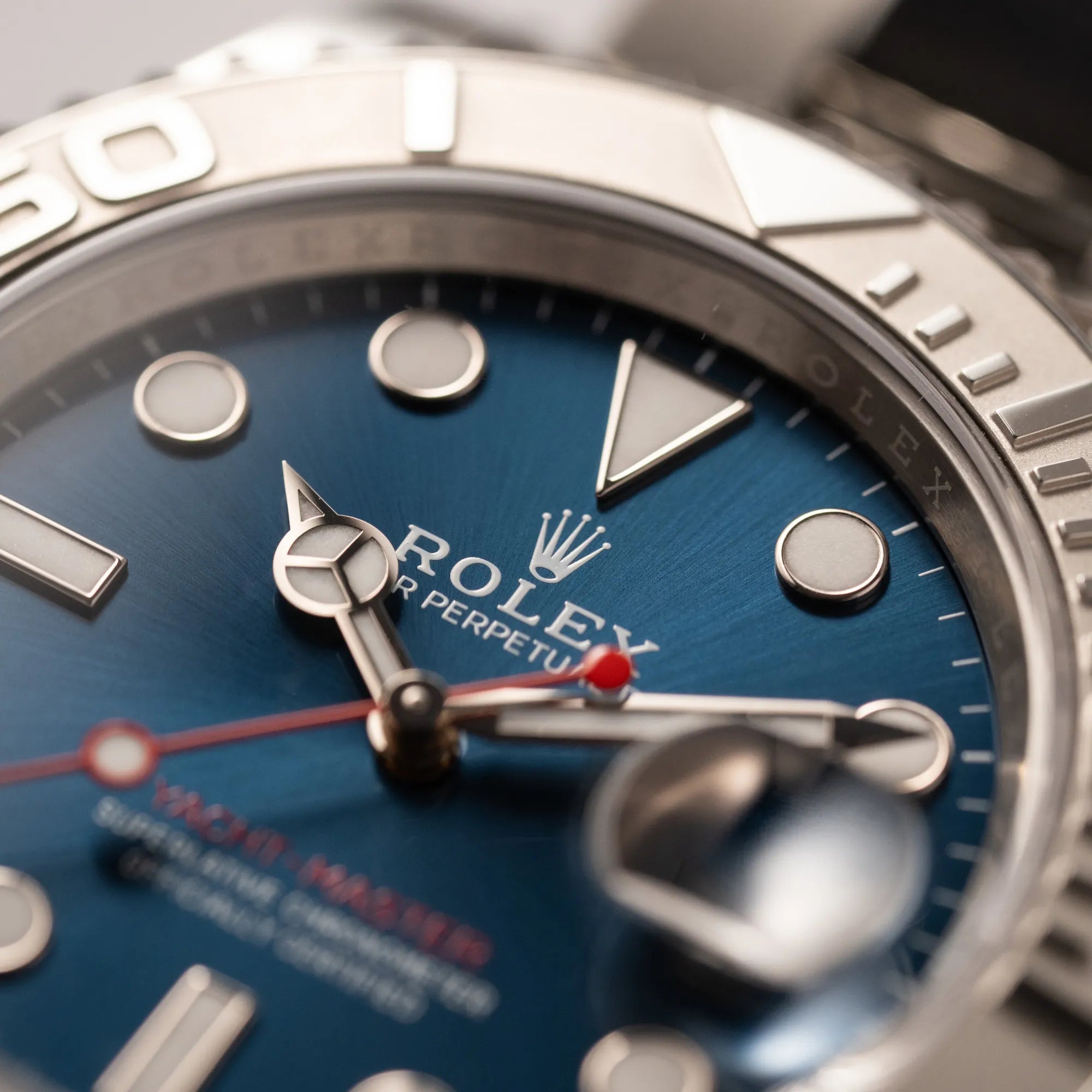 Detailaufnahme der Rolex Yacht-Master 40 der Referenz 126622 mit der Platin-Lünette in der blauen Zifferblatt-Variante zeigt den Sonnenschliff