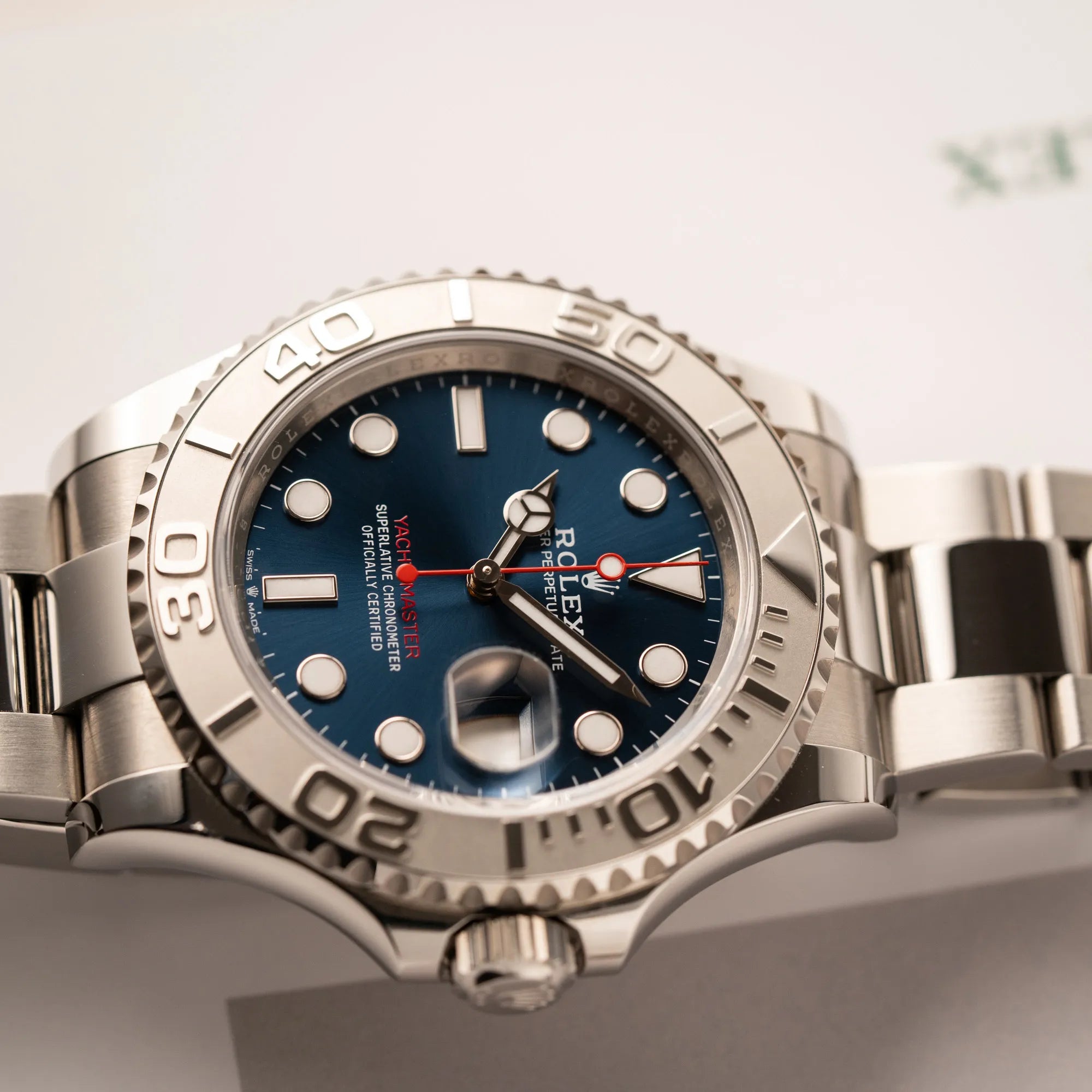 Produktfotografie der Rolex Yacht-Master 40 der Referenz 126622 mit der Platin-Lünette in der blauen Zifferblatt-Variante zeigt die Uhr von der Seite
