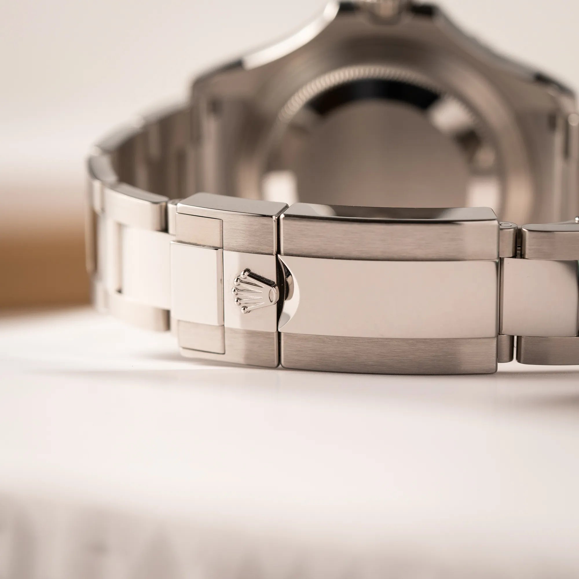 Detailaufnahme der Oyster-Schliesse der Rolex Yacht-Master 40 der Referenz 126622 mit der Platin-Lünette in der blauen Zifferblatt-Variante