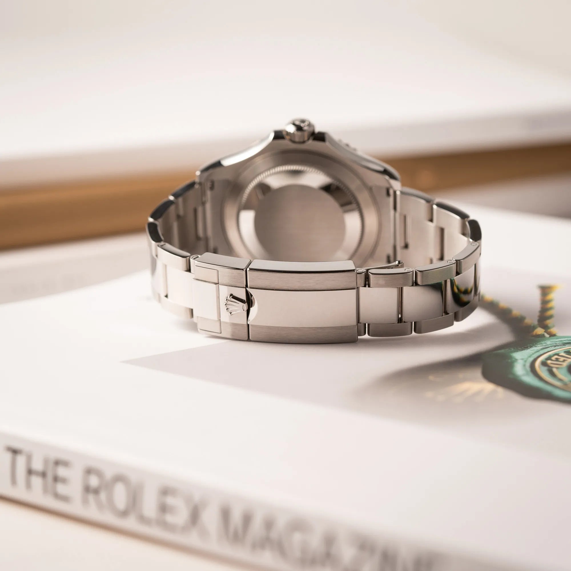 Produktfotografie der Rolex Yacht-Master 40 der Referenz 126622 mit der Platin-Lünette in der blauen Zifferblatt-Variante zeigt das Oyster-Band mit Oyster-Schliesse