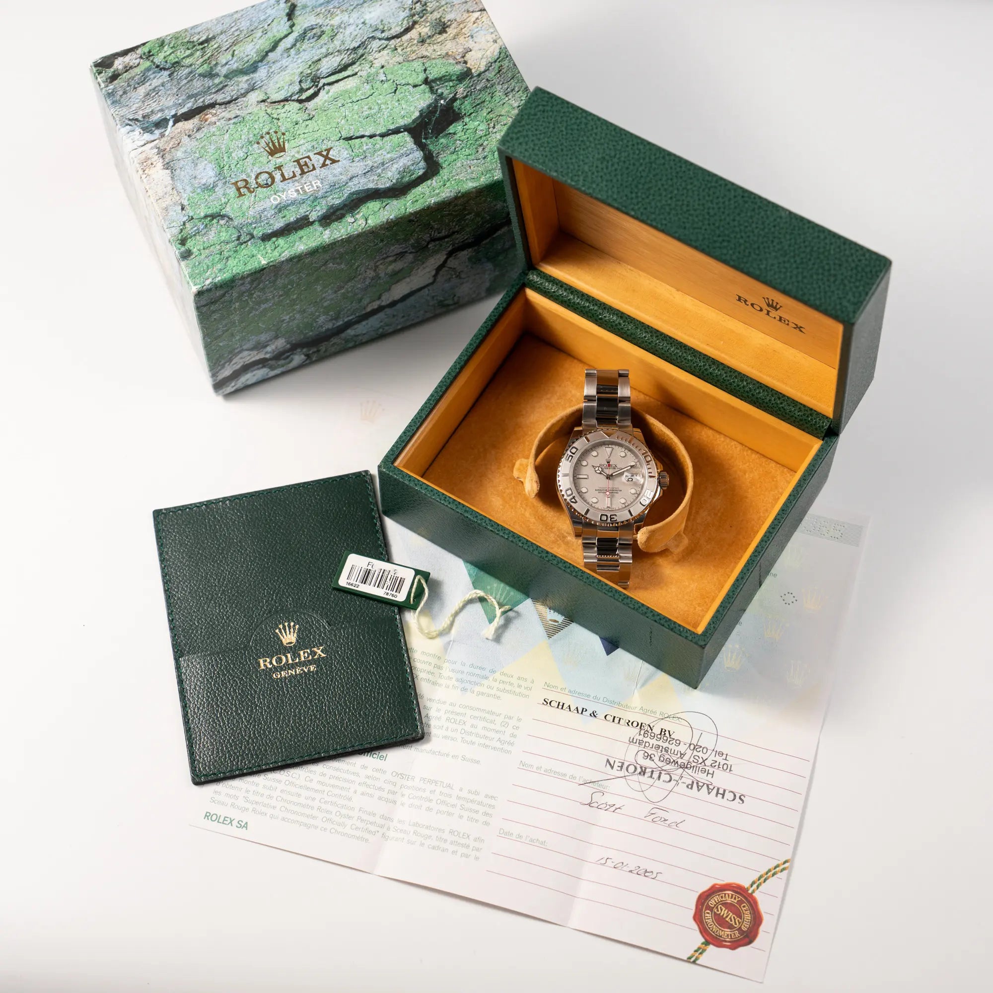 Lieferumfang der Rolex Yacht-Master 40 Rolesium der Referenz 16622 mit dem silberfarbenen Platin-Zifferblatt und Platin-Lünette, sowie einem auffälligen in Rot gehaltenen Sekundenzeiger, bestehend aus Box und Papieren