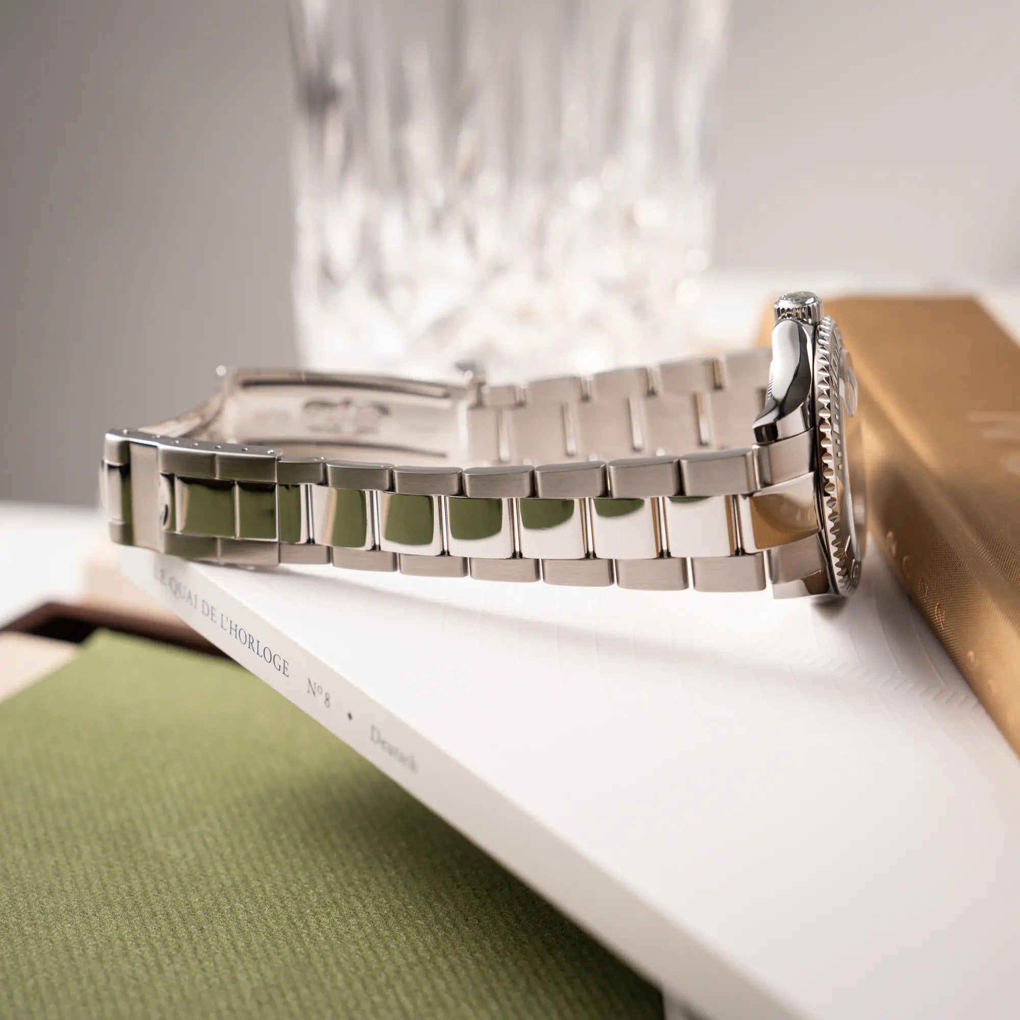 Produktfotografie der Rolex Yacht-Master 40 Rolesium der Referenz 16622 mit dem silberfarbenen Platin-Zifferblatt und Platin-Lünette zeigt den sehr guten Zustand des Oyster-Stahlbands 
