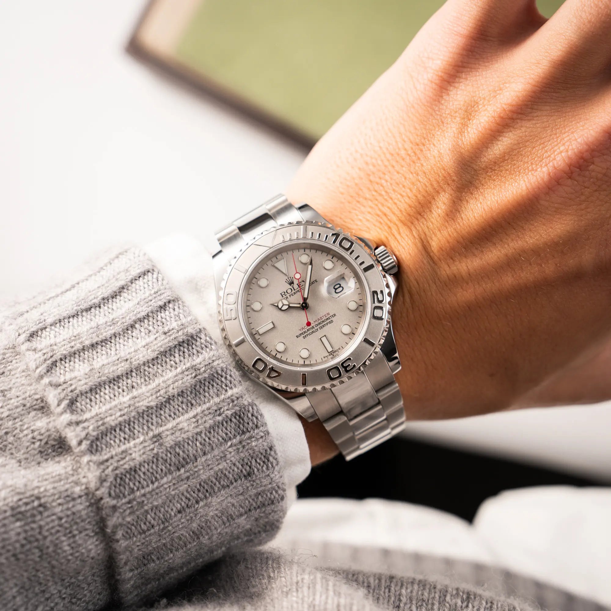 Wristshot mit der Rolex Yacht-Master 40 Rolesium der Referenz 16622 mit dem silberfarbenen Platin-Zifferblatt und Platin-Lünette, sowie einem auffälligen in Rot gehaltenen Sekundenzeiger 