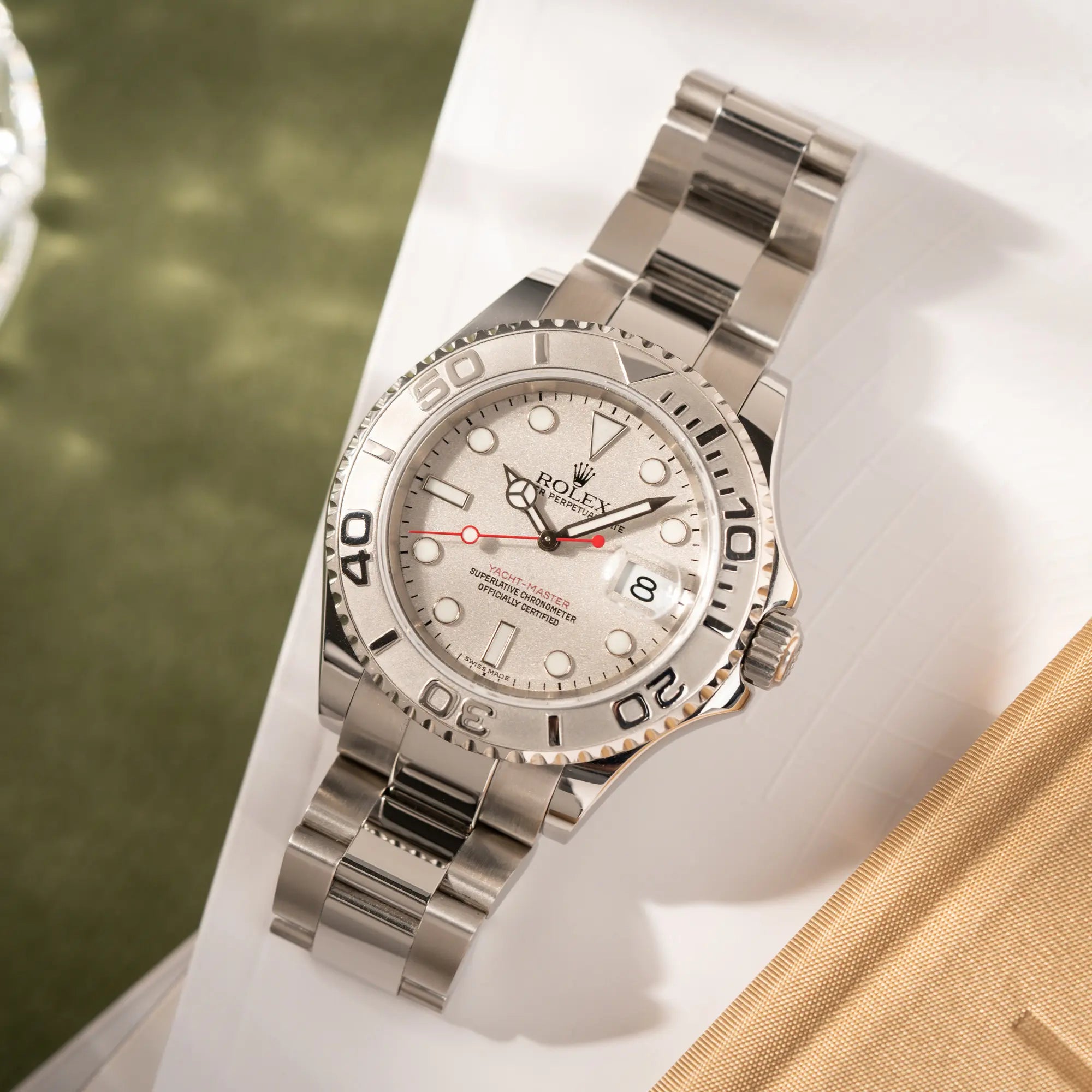 Produktfotografie als Titelbild für die Rolex Yacht-Master 40 Rolesium der Referenz 16622 mit dem silberfarbenen Platin-Zifferblatt und Platin-Lünette, sowie einem auffälligen in Rot gehaltenen Sekundenzeiger 
