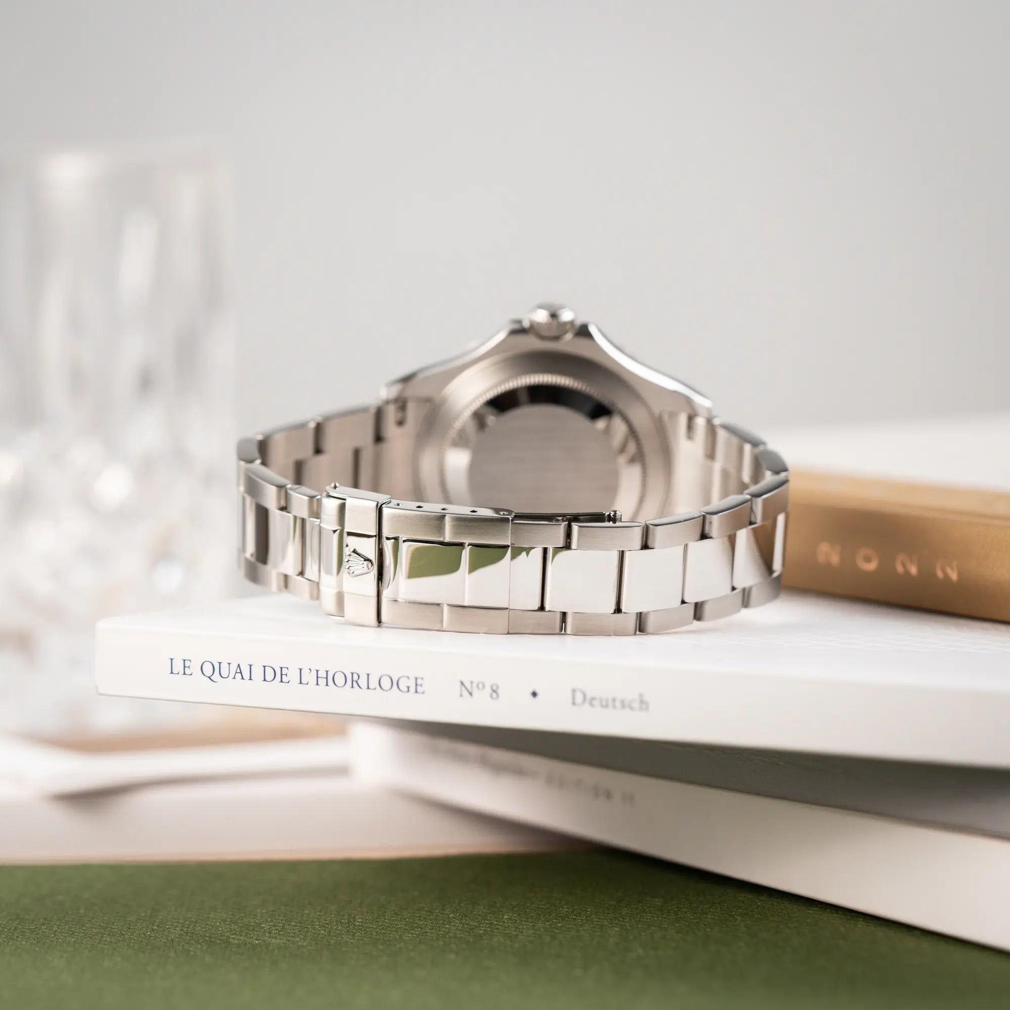 Produktfotografie zeigt das Osyter-Stahlband mit Faltschliesse der Rolex Yacht-Master 40 Rolesium der Referenz 16622 mit dem silberfarbenen Platin-Zifferblatt und Platin-Lünette