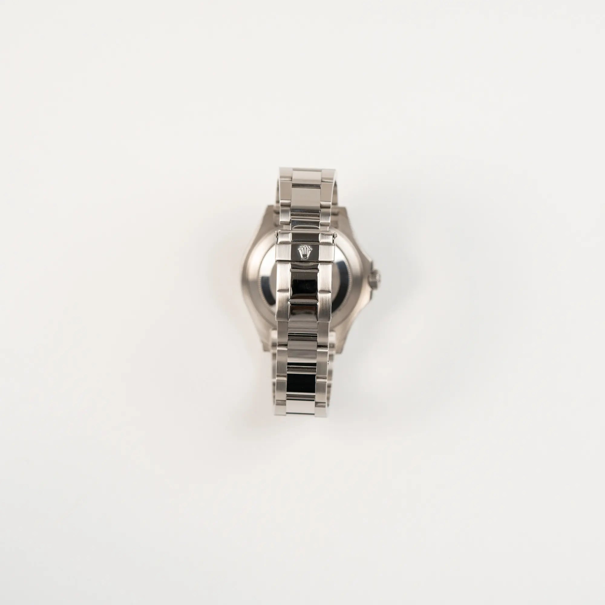 Blick auf das Oyster-Stahlband und die Oyster-Stahlschliesse der Rolex Yacht-Master 40 Rolesium der Referenz 16622 mit dem silberfarbenen Platin-Zifferblatt und Platin-Lünette, sowie einem auffälligen in Rot gehaltenen Sekundenzeiger 