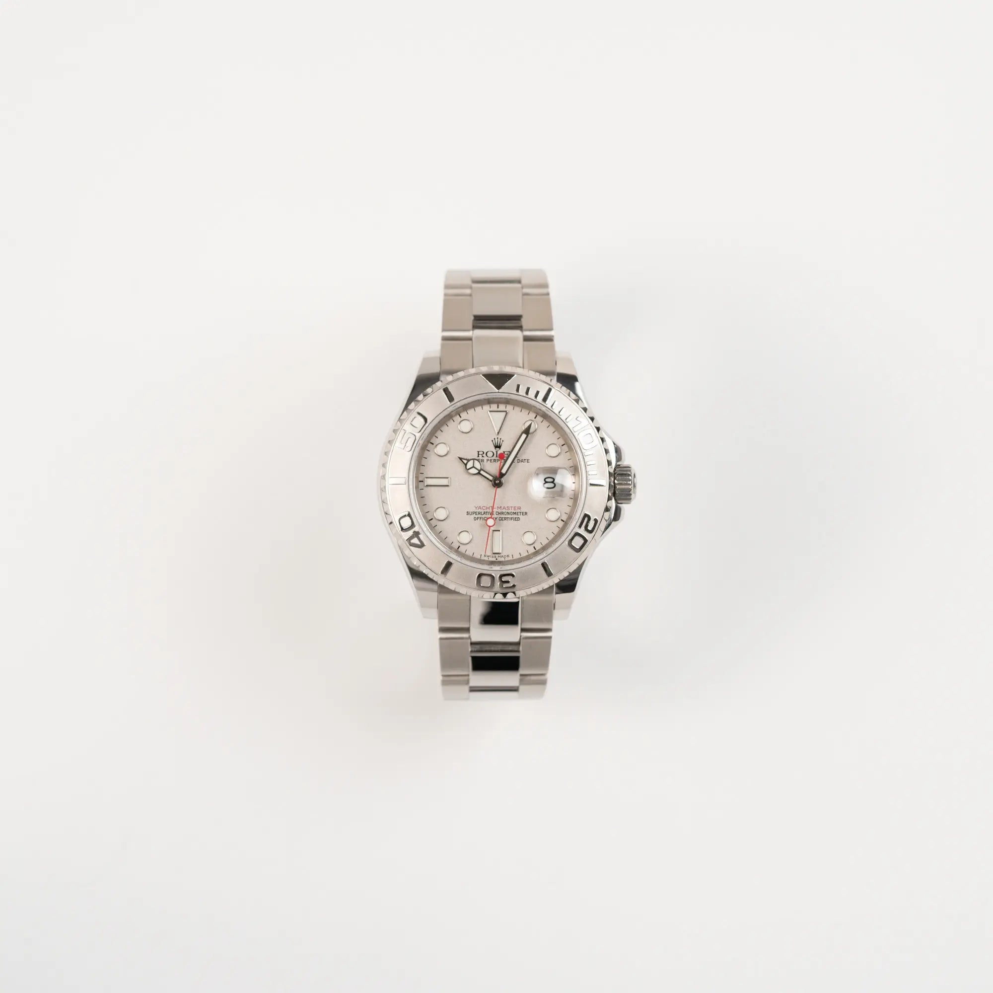 Frontale Ansicht der Rolex Yacht-Master 40 Rolesium der Referenz 16622 mit dem silberfarbenen Platin-Zifferblatt und Platin-Lünette, sowie einem auffälligen in Rot gehaltenen Sekundenzeiger 