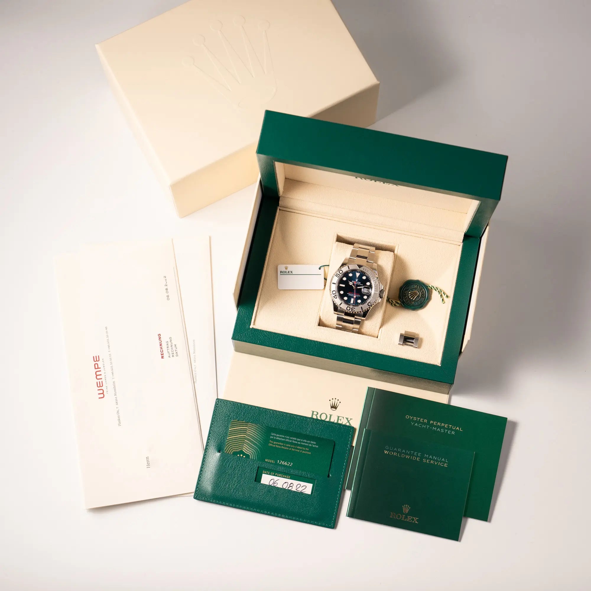 Rolex Yacht-Master 40 mit blauem Zifferblatt der Referenz 126622 aus 2022 zusammen mit dem Lieferumfang, bestehend aus Box mit Umkarton, Hangtag, Erstkaufrechnung, Garatniekarte und Booklets