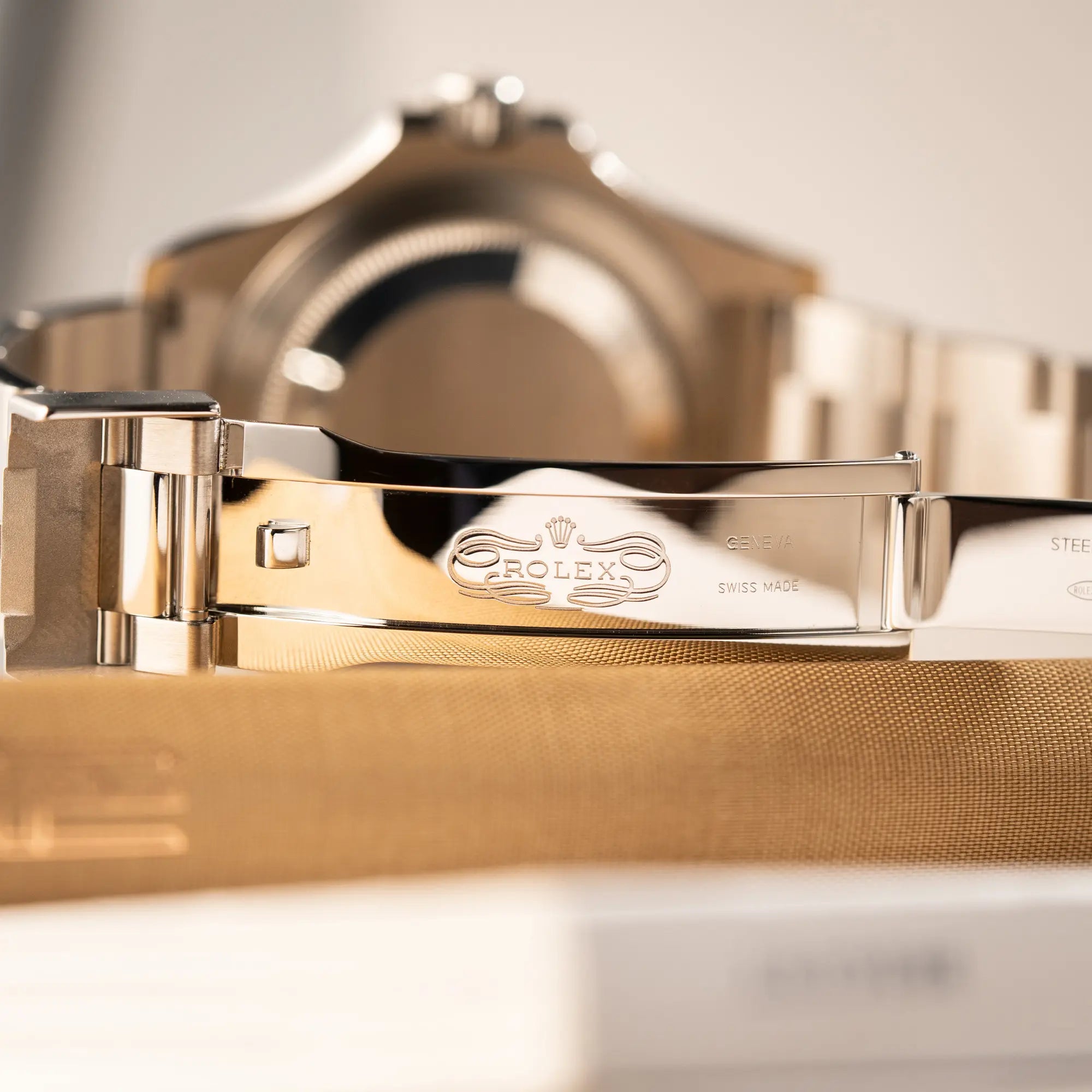 Klassisches Rolex Logo im Inneren der Oyster-Stahl-Faltschliesse der Rolex Yacht-Master 40 mit blauem Zifferblatt der Referenz 126622 aus 2022