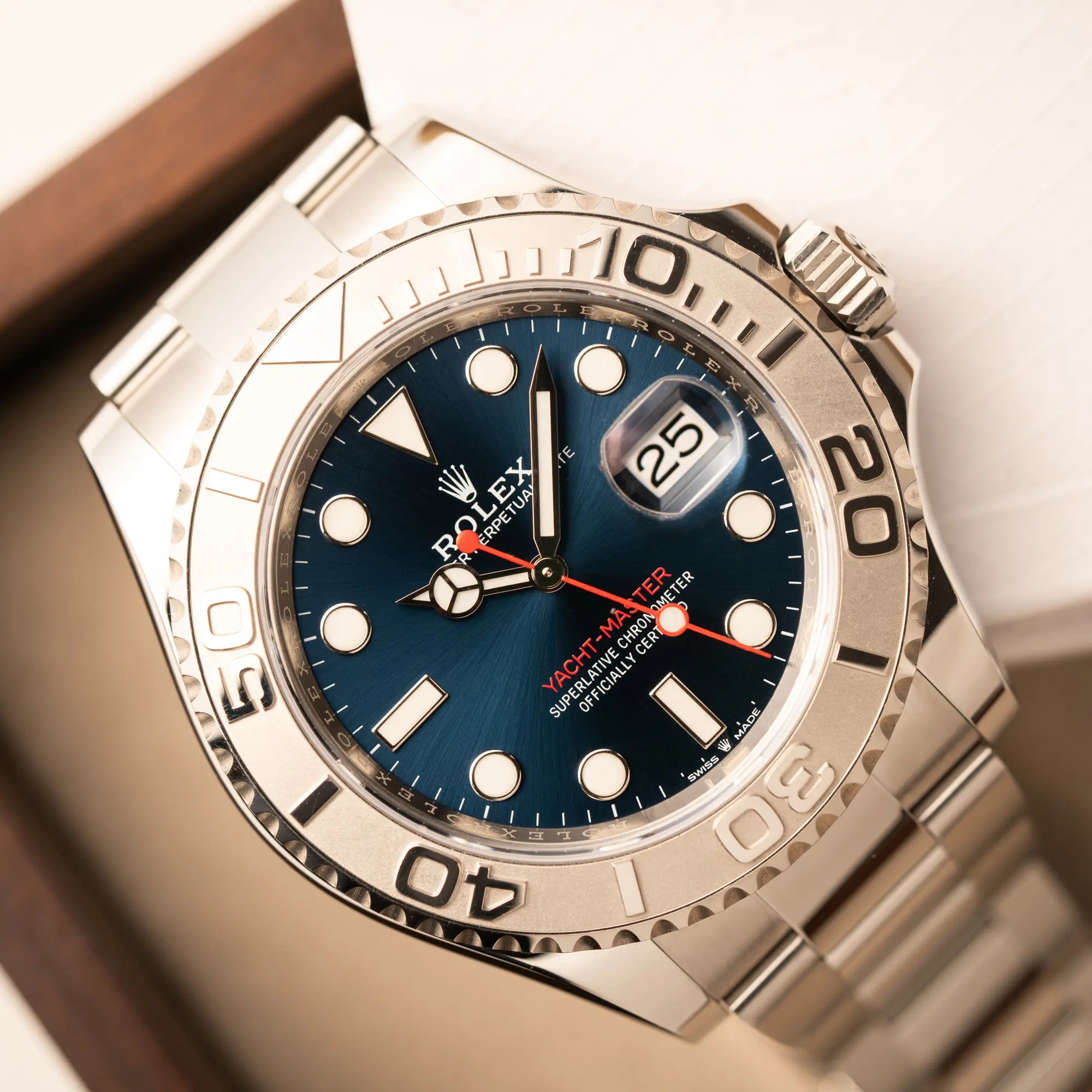 Detailaufnahme der Rolex Yacht-Master 40 mit blauem Zifferblatt der Referenz 126622 aus 2022