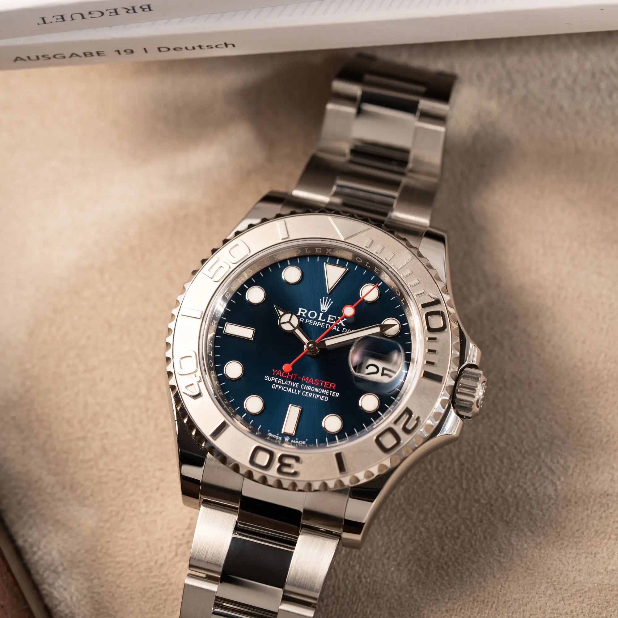 Produktfotografie der Rolex Yacht-Master 40 mit blauem Zifferblatt der Referenz 126622 aus 2022