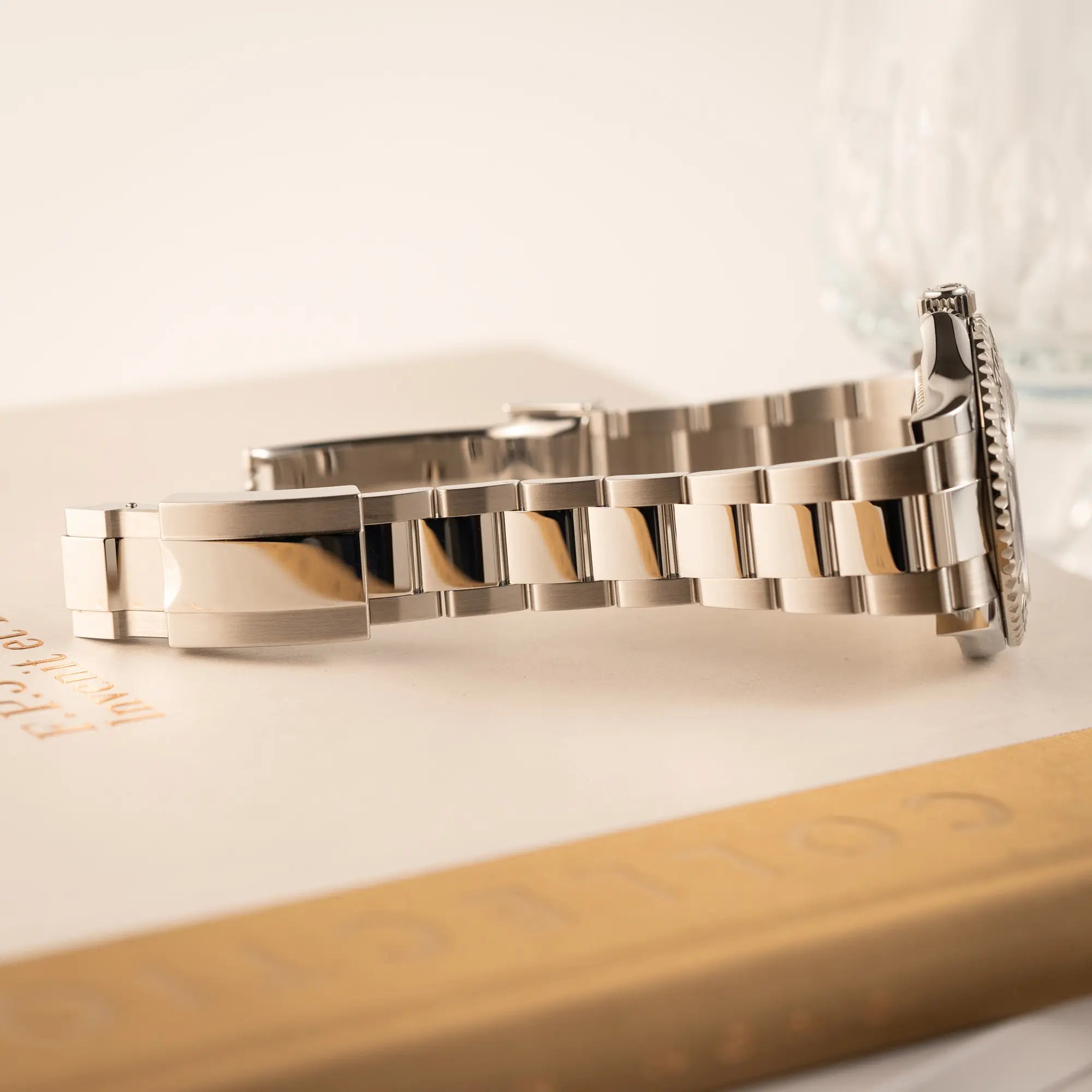 Oytser-Stahlband mit polierten Mittel-Elementen des Uhrenamrbands  in einem sehr guten Zustand der Rolex Yacht-Master 40 mit blauem Zifferblatt der Referenz 126622 aus 2022