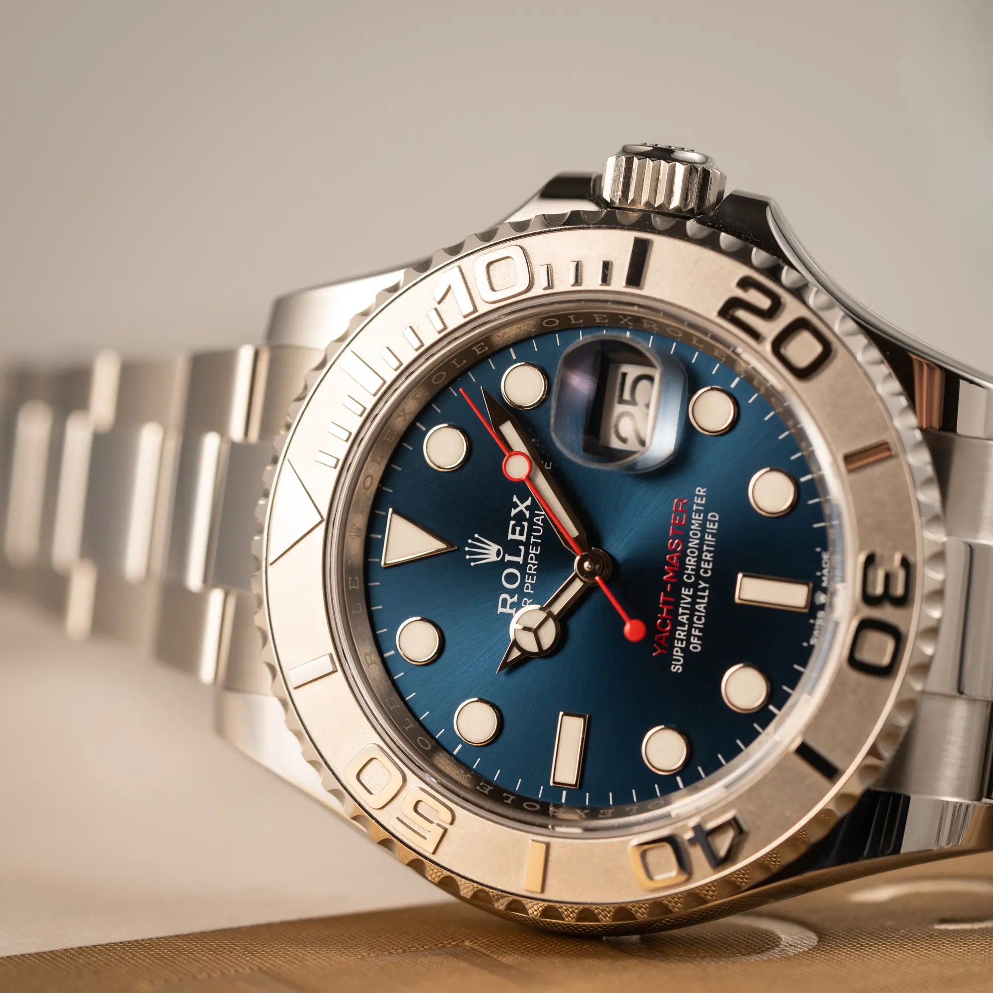 Produktfotografie der Rolex Yacht-Master 40 mit blauem Zifferblatt der Referenz 126622 aus 2022 zeigt den Sonnenschliff