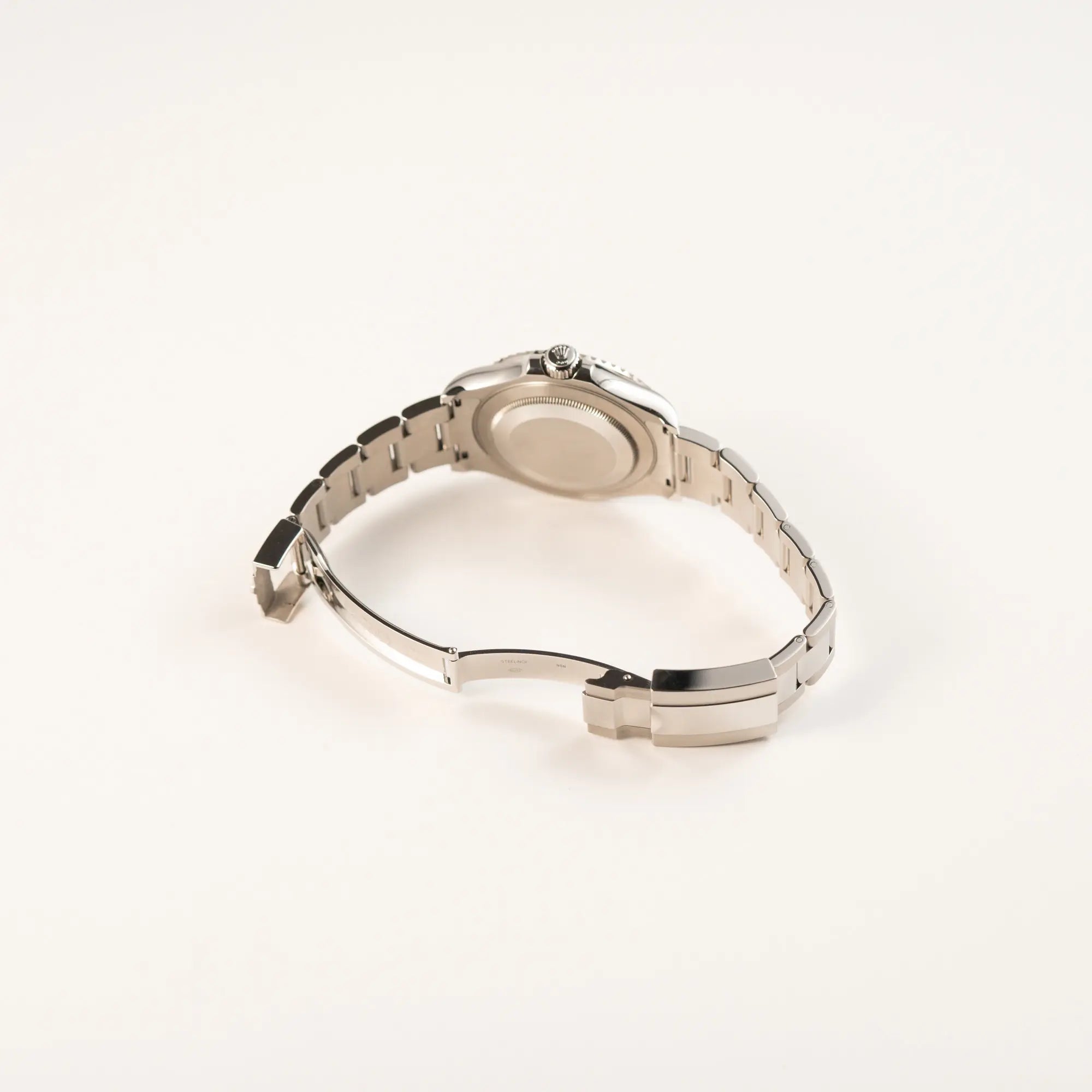 Geöffnete Oyster-Stahl-Faltschliesse der Rolex Yacht-Master 40 mit blauem Zifferblatt der Referenz 126622 aus 2022